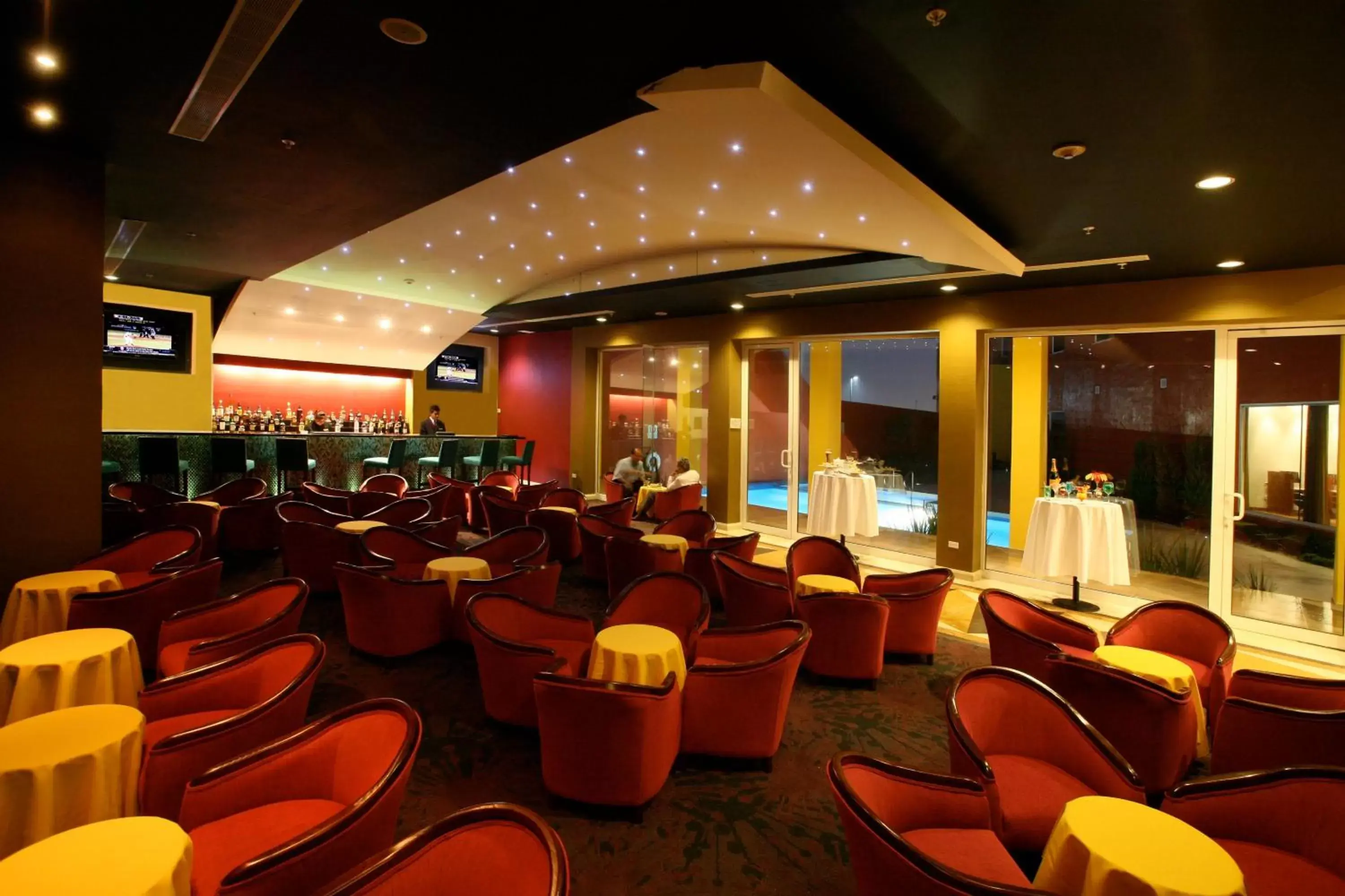 Lounge or bar in Crowne Plaza Monterrey Aeropuerto, an IHG Hotel