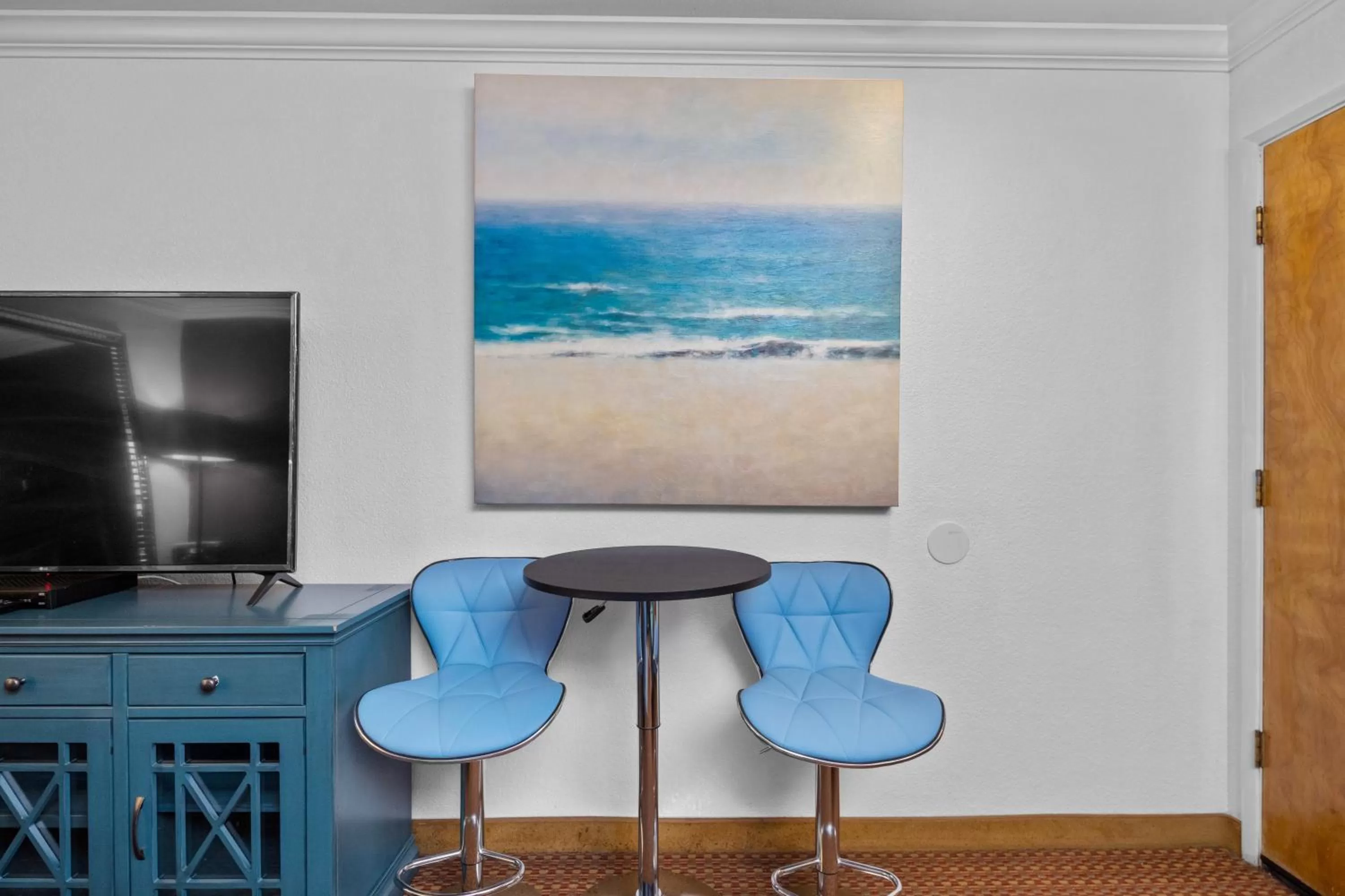 TV and multimedia in Americana Inn Motel