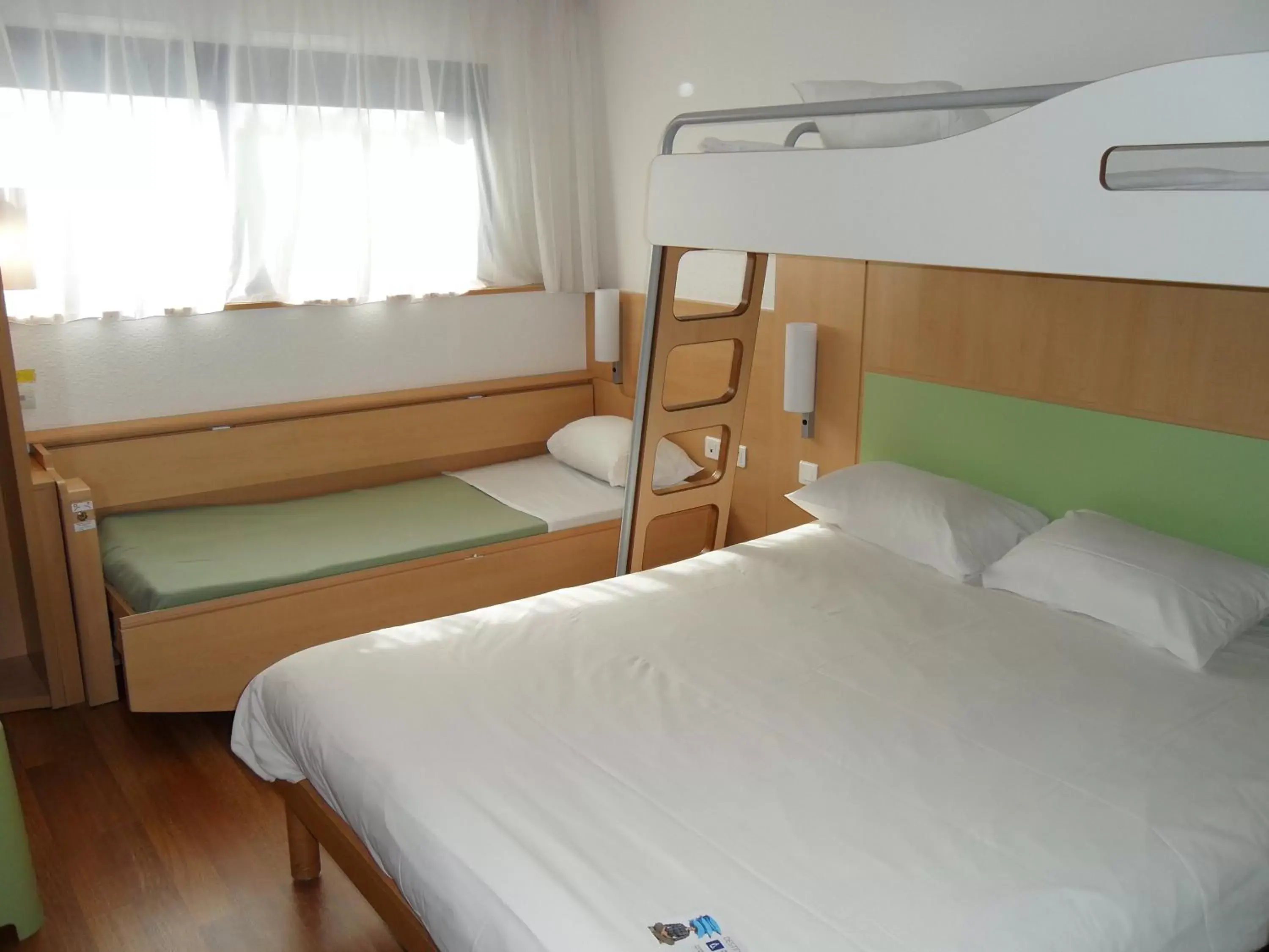 Photo of the whole room, Bunk Bed in ibis budget Site du Futuroscope