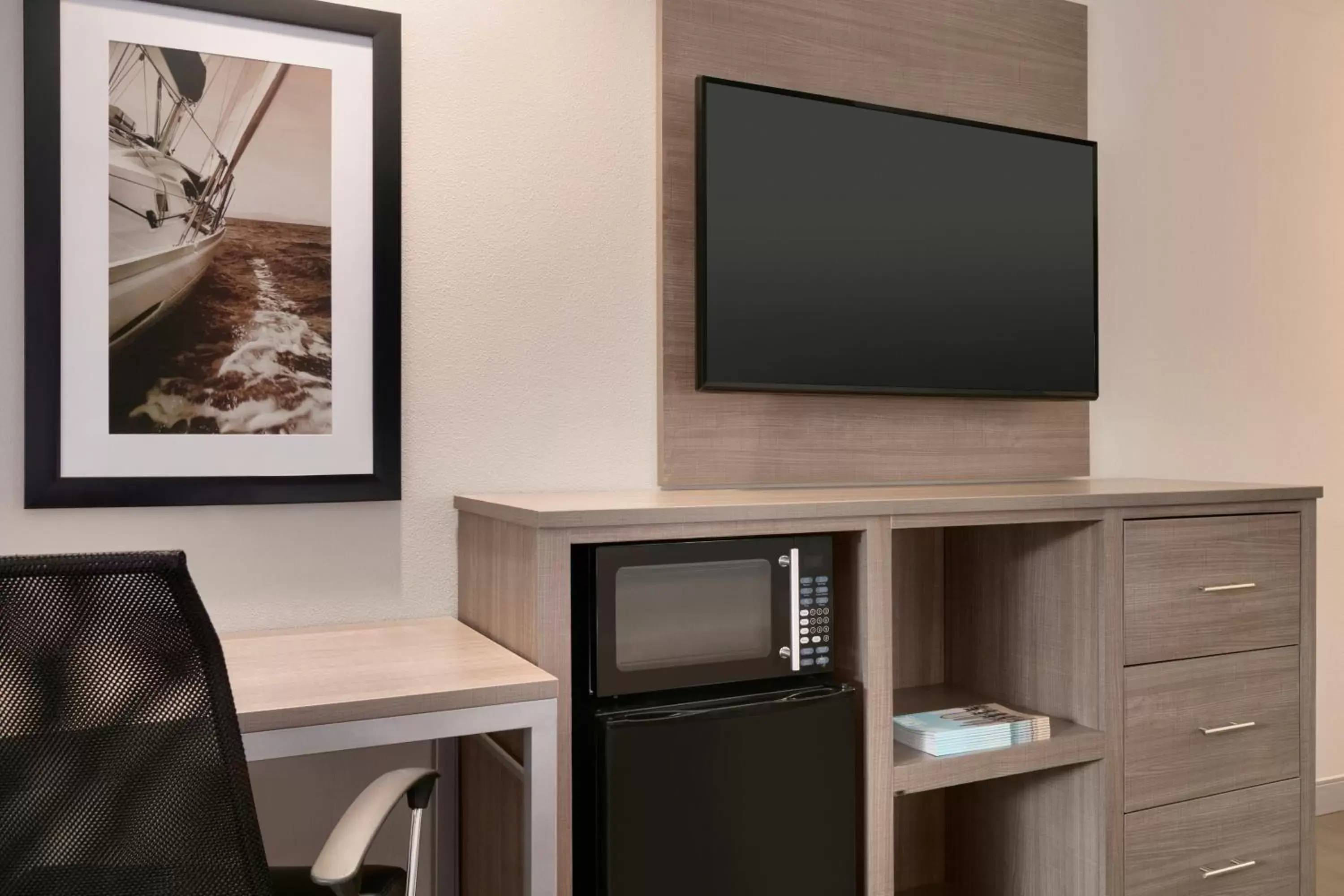 TV and multimedia, TV/Entertainment Center in Torch Lite Inn at the Beach Boardwalk