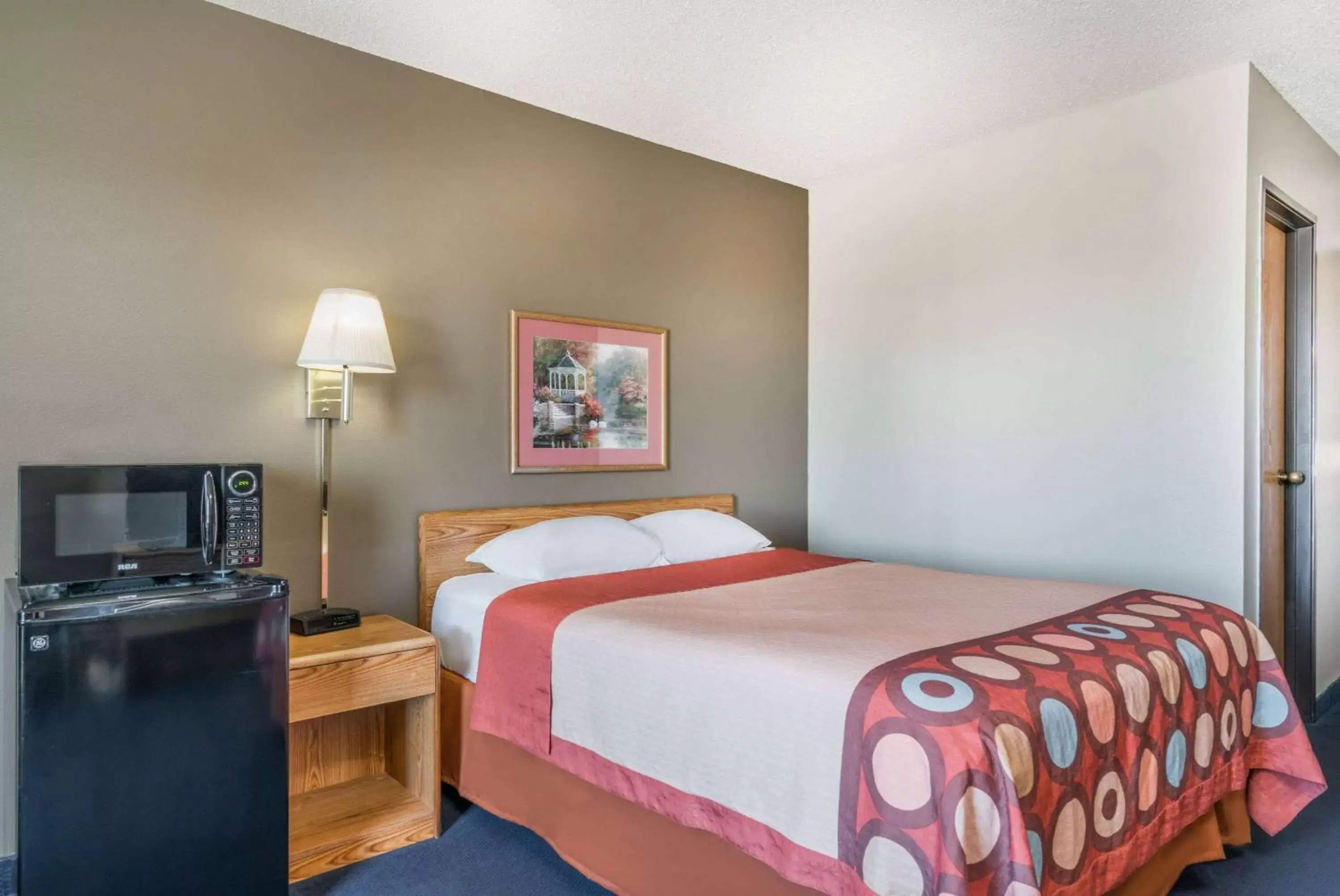 Photo of the whole room, Bed in Super 8 by Wyndham Portage