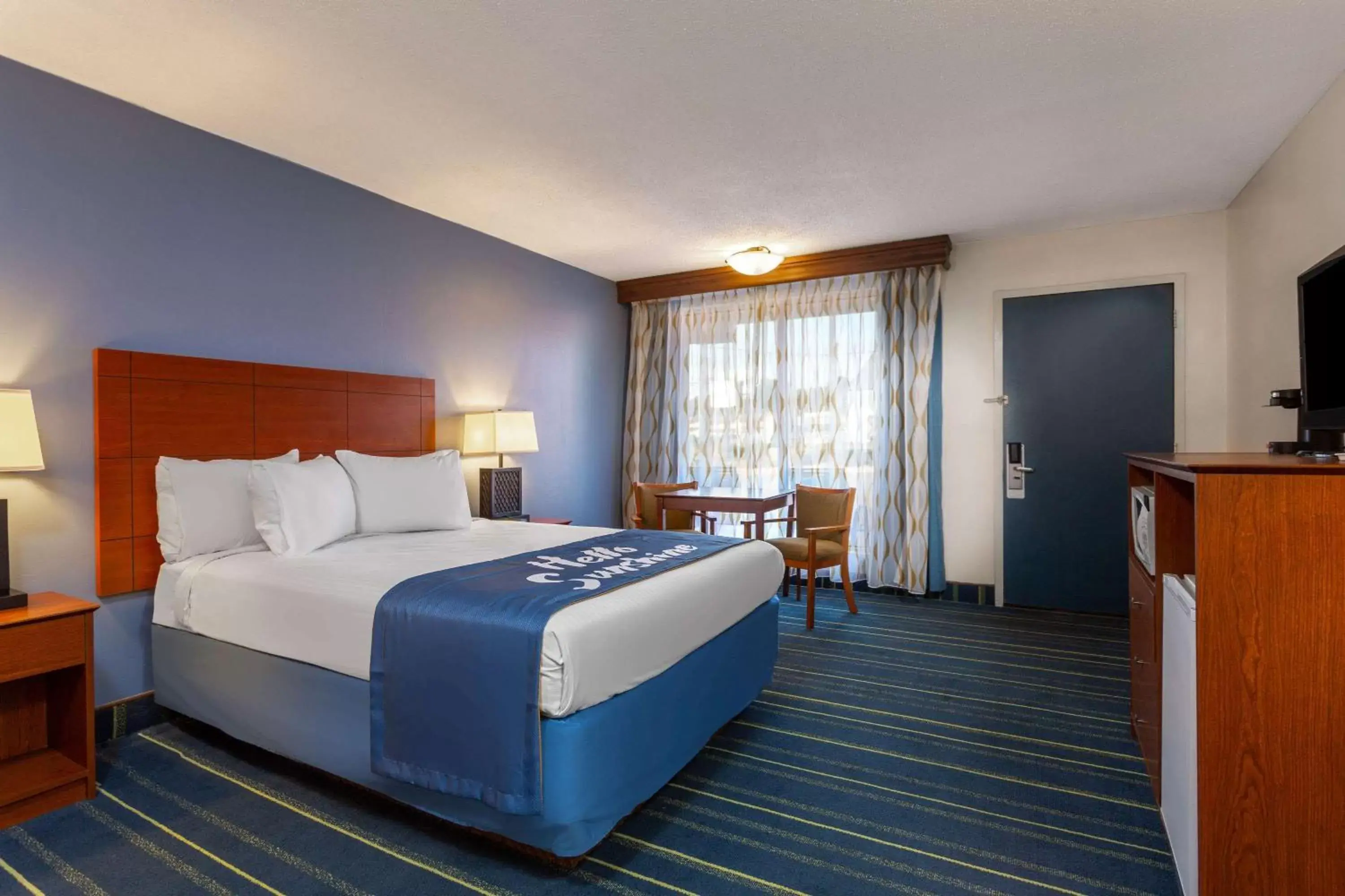 Photo of the whole room, Bed in Days Inn by Wyndham Breezewood