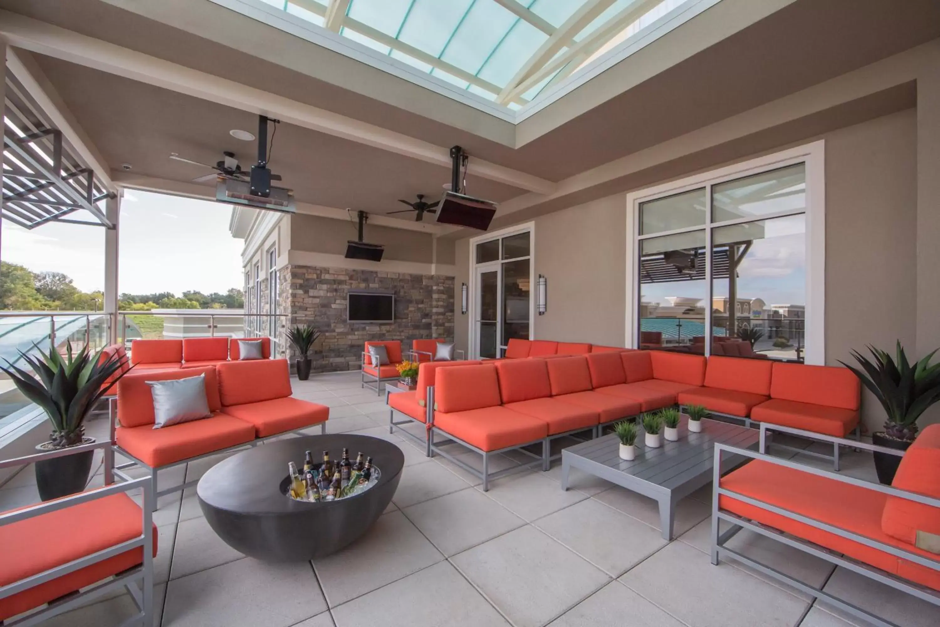 Restaurant/places to eat, Seating Area in Holiday Inn Hotel & Suites Davenport, an IHG Hotel