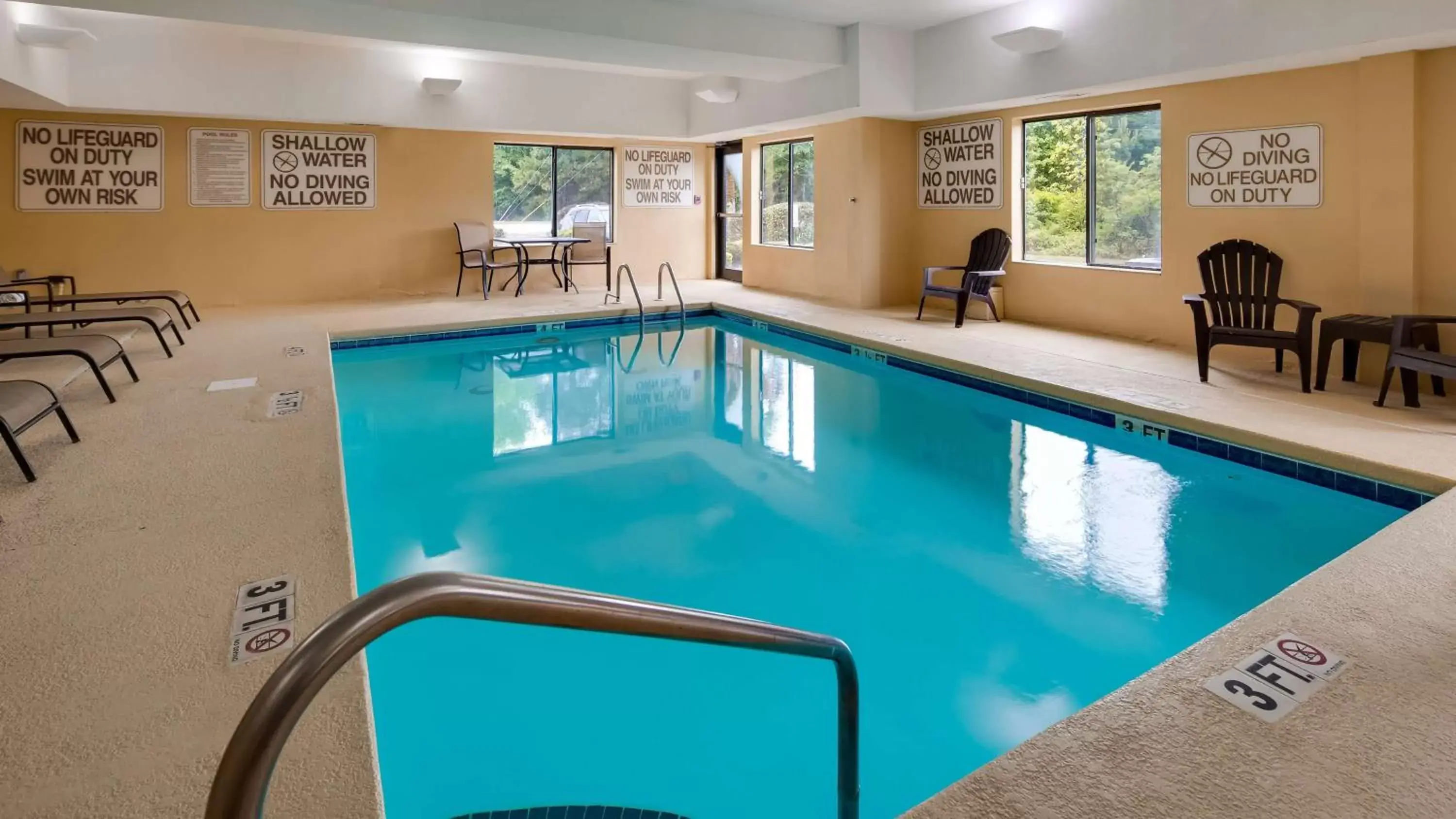 Activities, Swimming Pool in Best Western Executive Inn - Latta