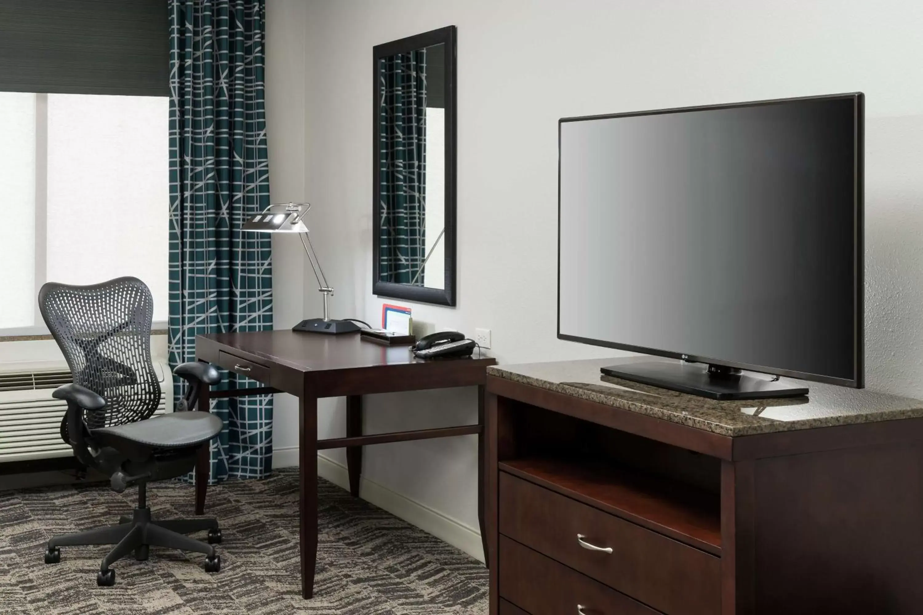 Bedroom, TV/Entertainment Center in Hilton Garden Inn DFW North Grapevine