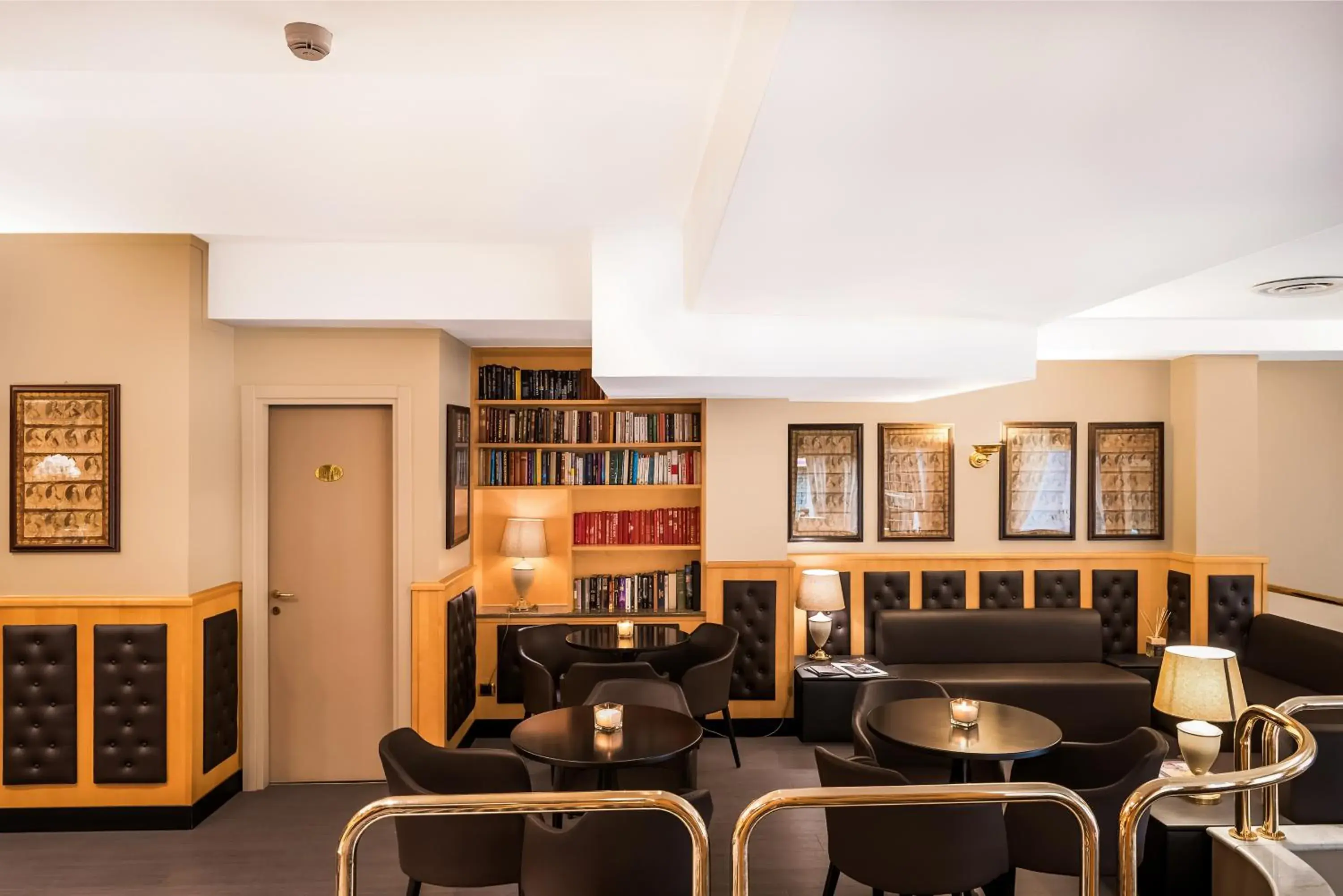 Lounge or bar, Library in Hotel Mentana