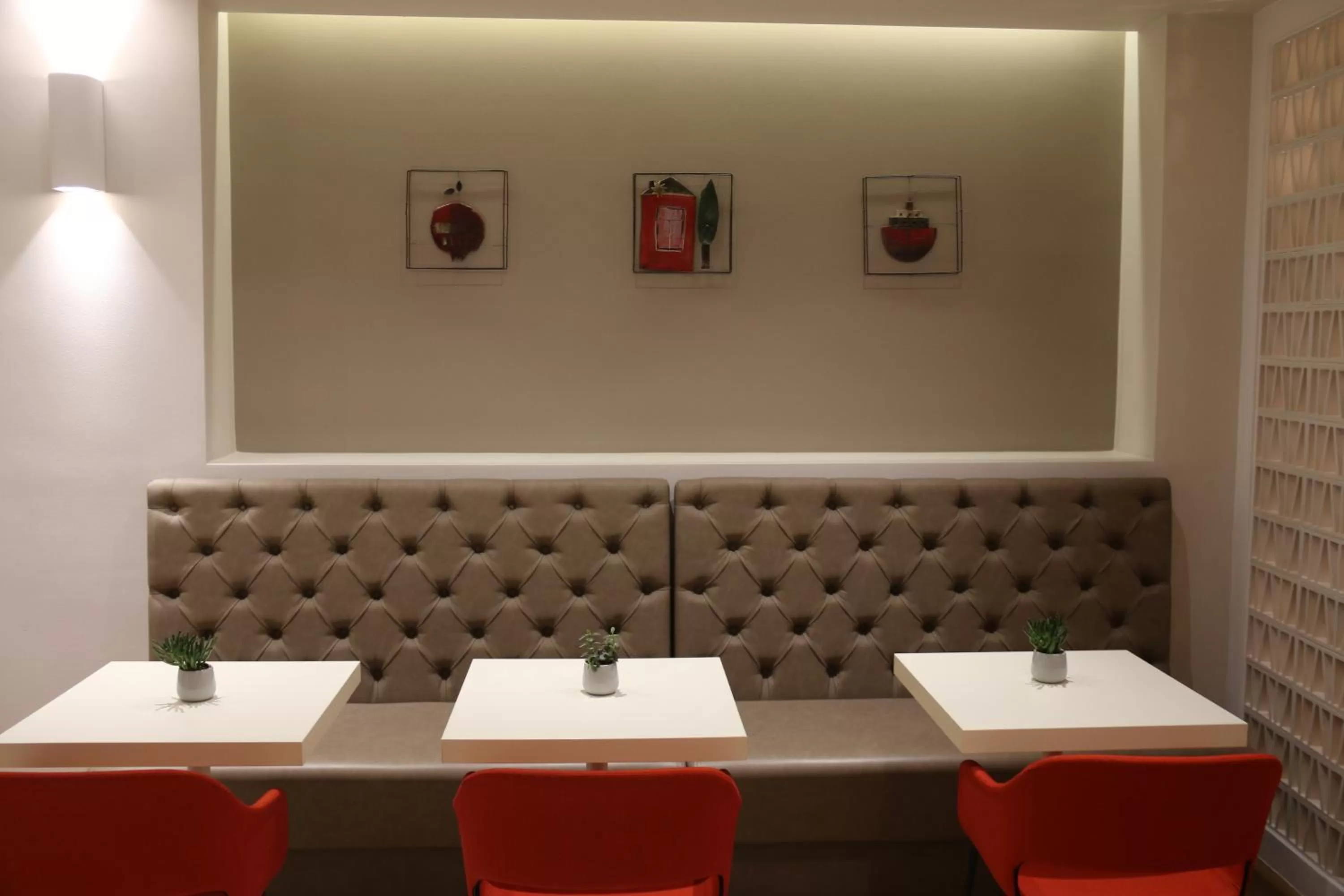 Communal lounge/ TV room in Sweet Home Hotel