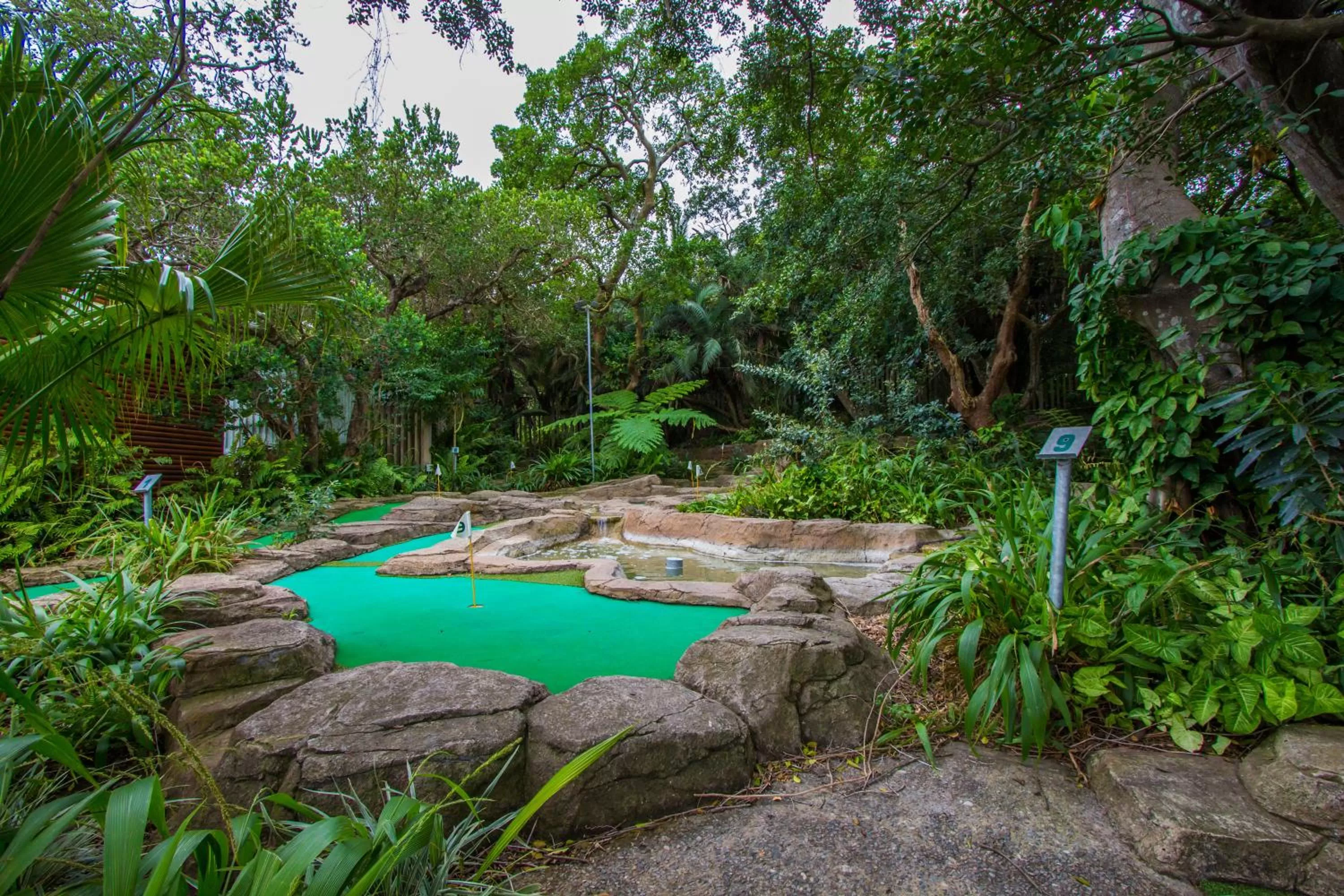 Minigolf, Swimming Pool in Imvubu Lodge