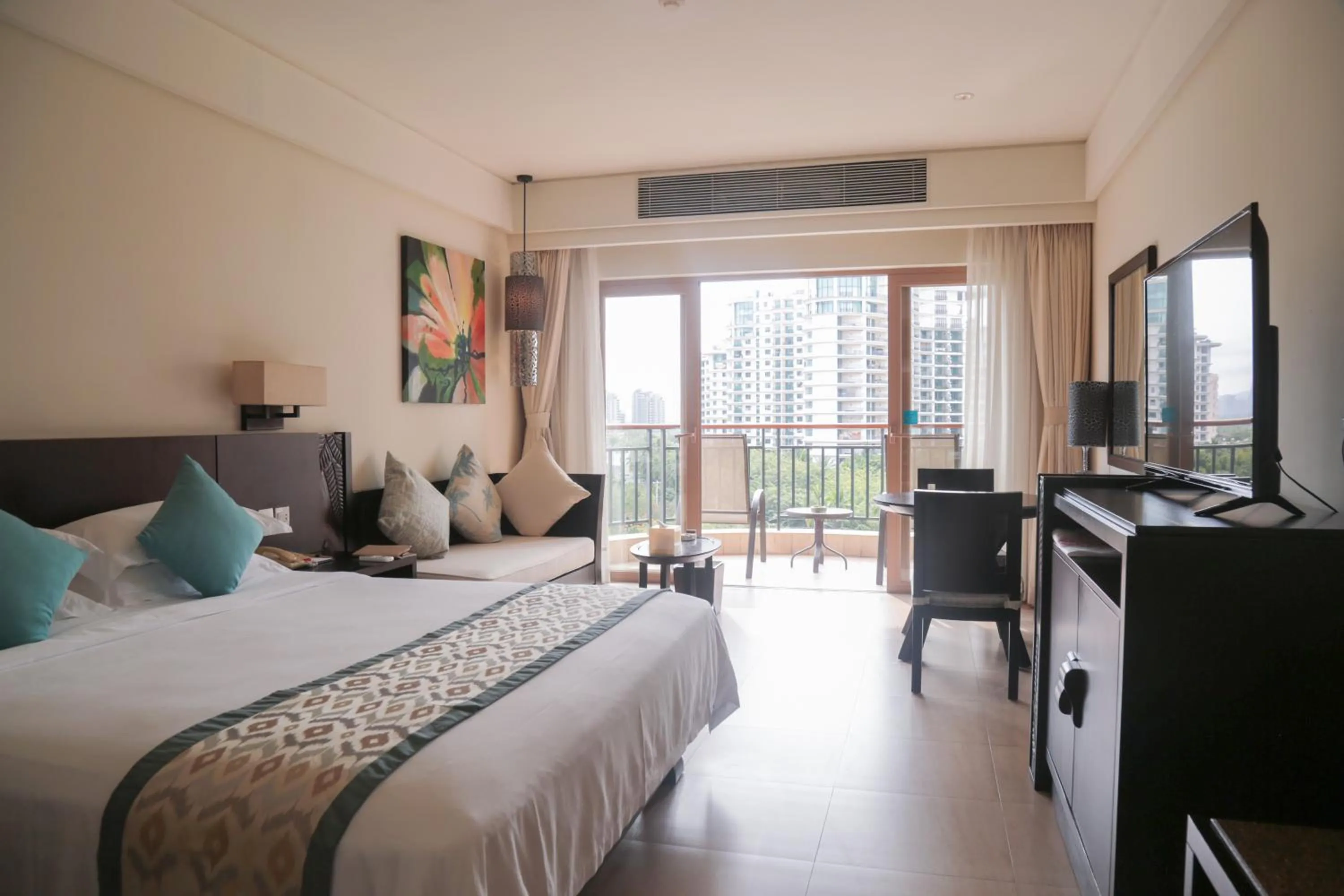 Photo of the whole room, Bed in Howard Johnson Resort Sanya Bay