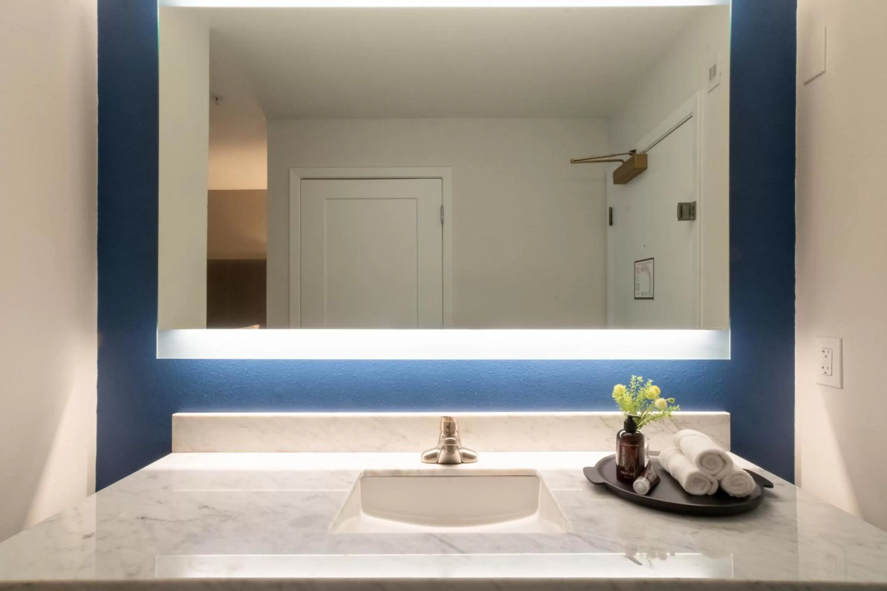 Bedroom in Oxford Suites Portland - Jantzen Beach