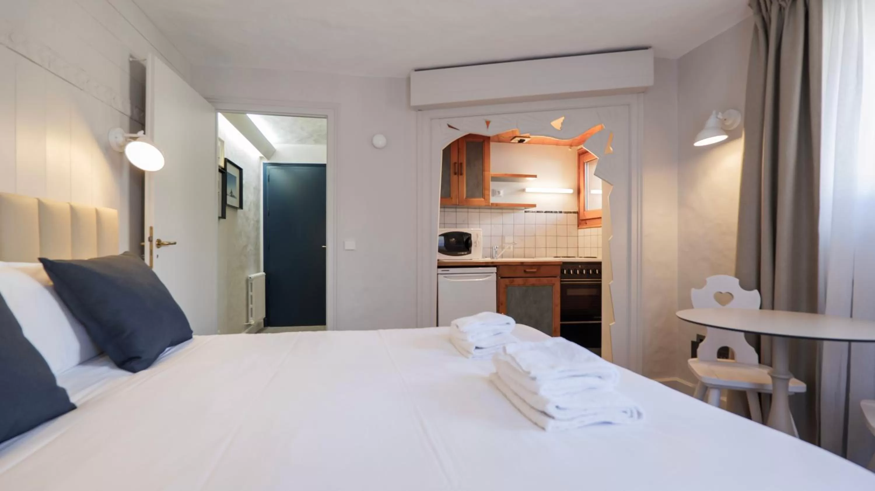 Kitchen or kitchenette, Bed in Hôtel des 2 Gares
