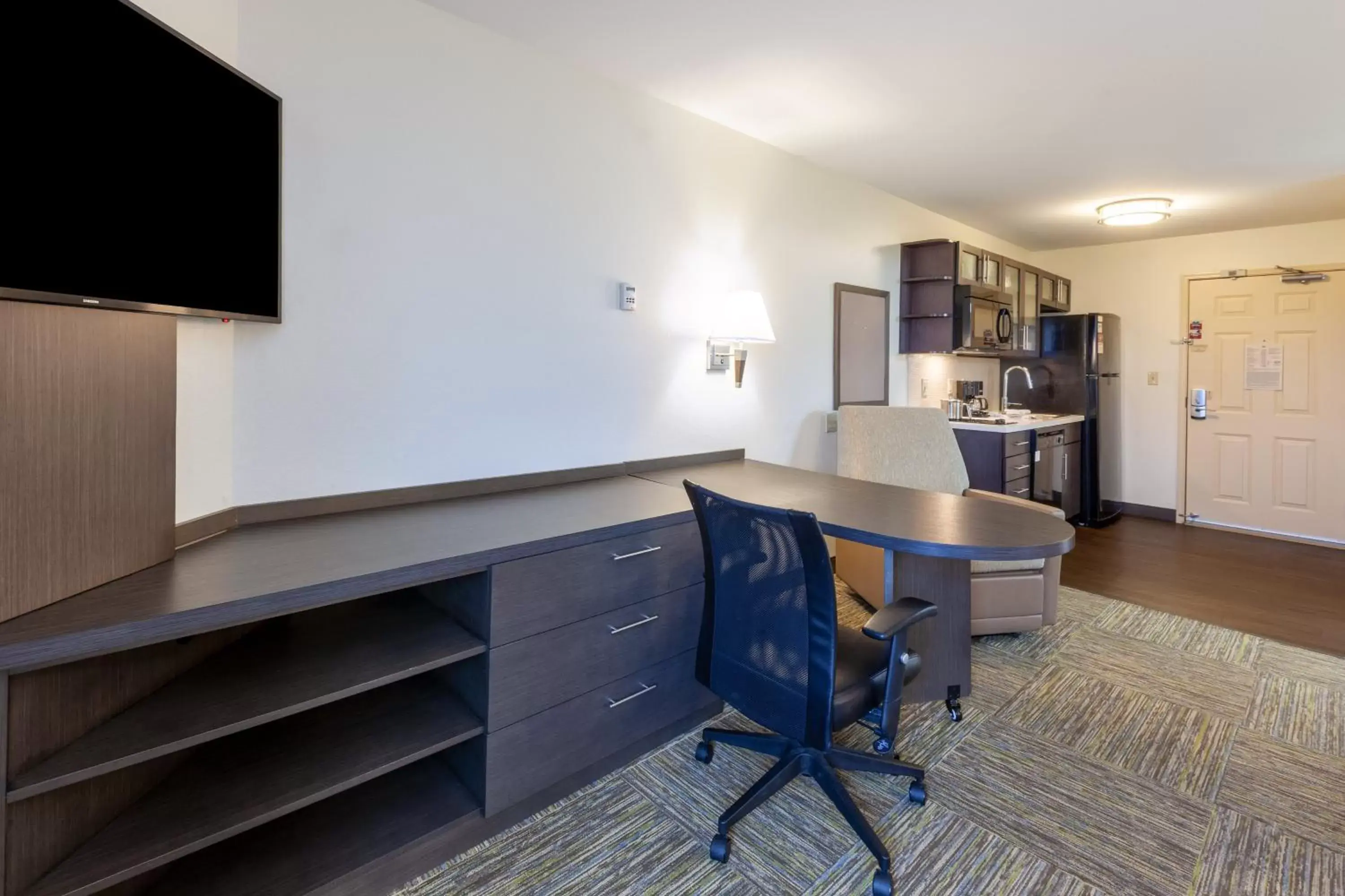 Photo of the whole room, Kitchen/Kitchenette in Candlewood Suites Kalamazoo, an IHG Hotel