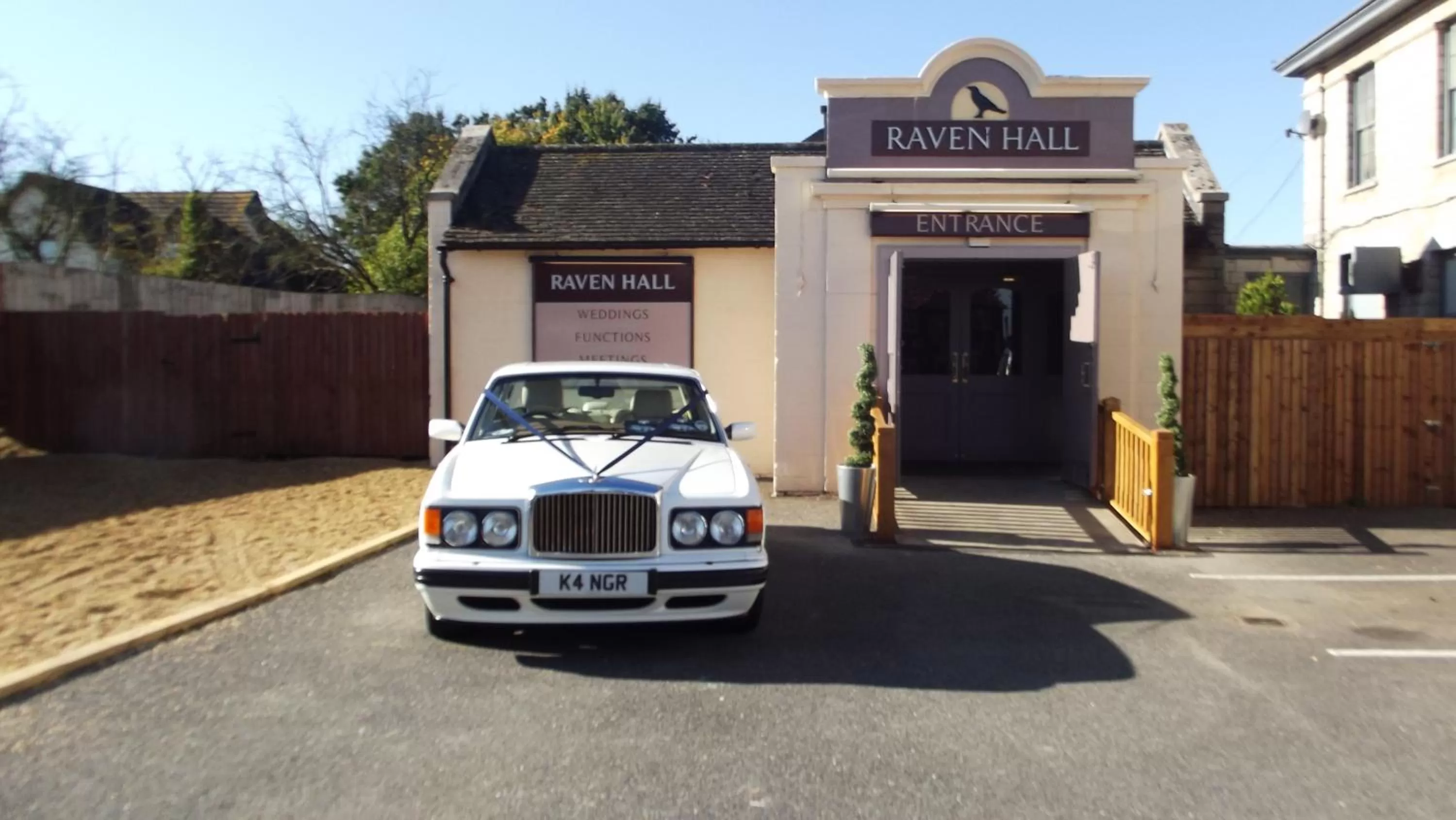 Facade/entrance in The Raven Hotel