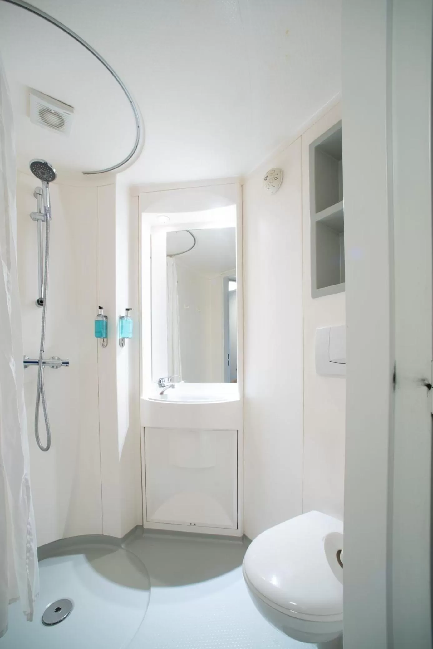 Shower in CiTi Hotel London Luton