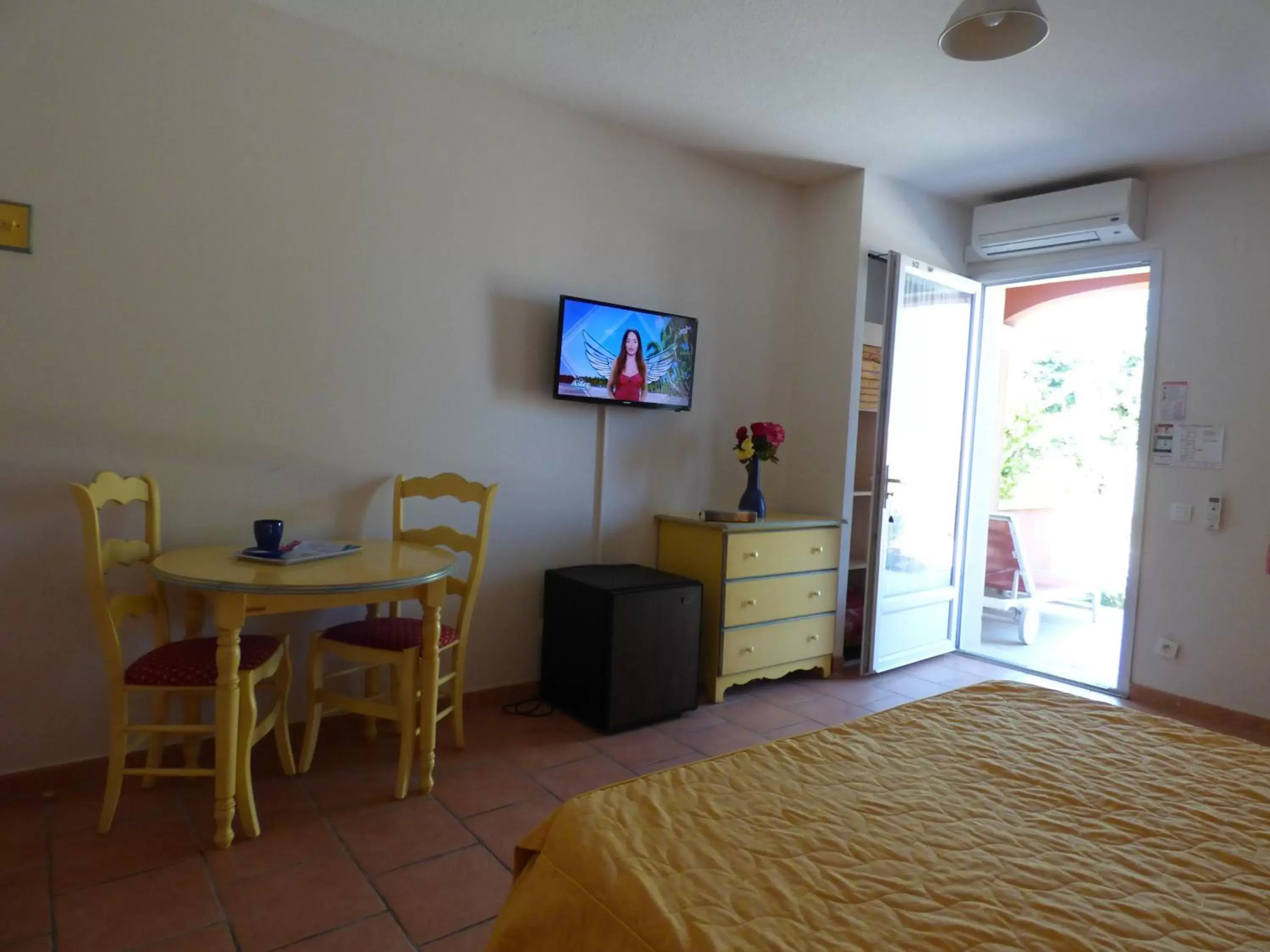 Bedroom, TV/Entertainment Center in Appart'Hotel Festival Sud Aqua - Avignon TGV