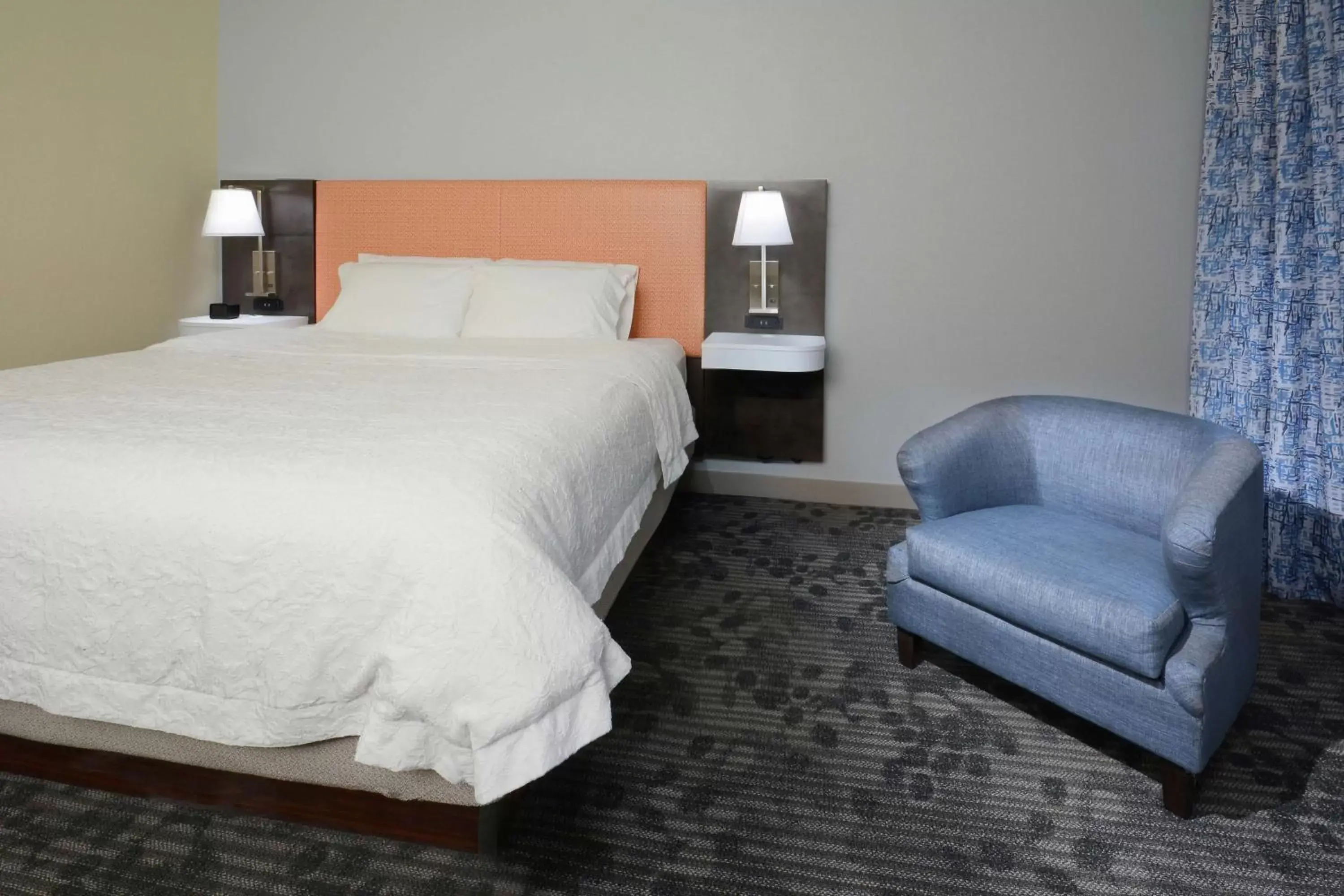 Bed in Hampton Inn & Suites Clinton