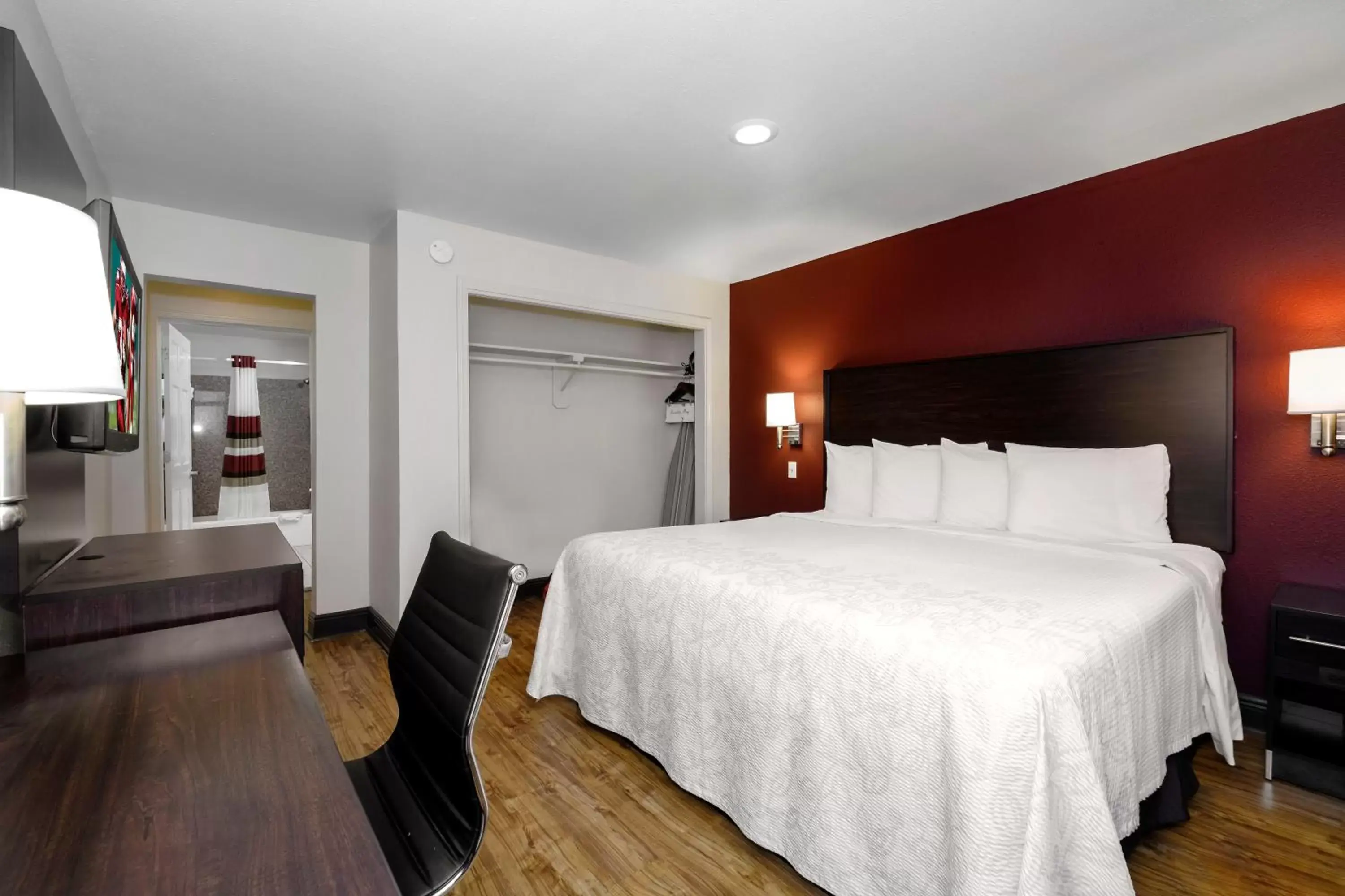 Bedroom, Bed in Red Roof Inn PLUS+ Hammond