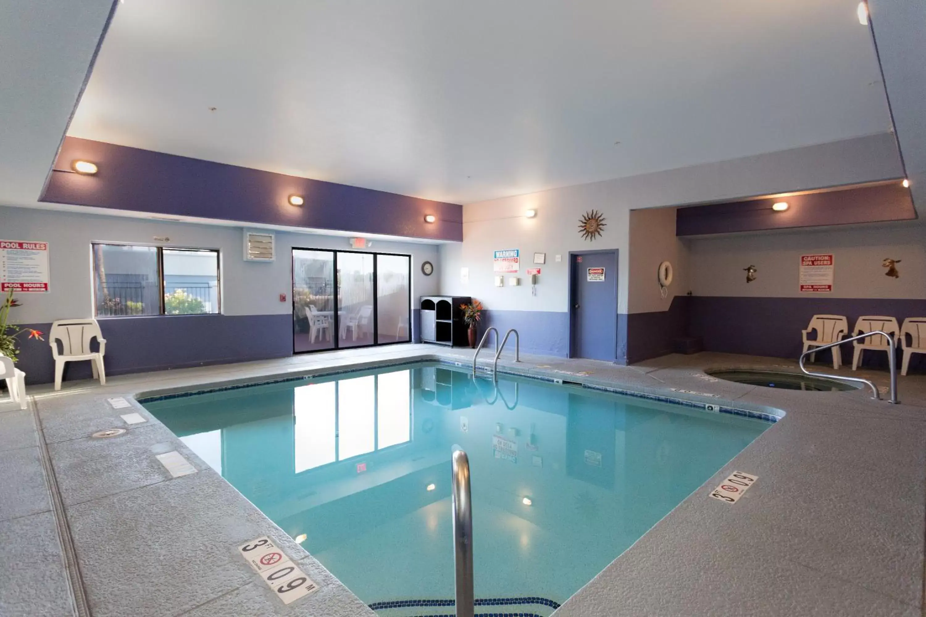 Swimming Pool in Vagabond Inn Executive