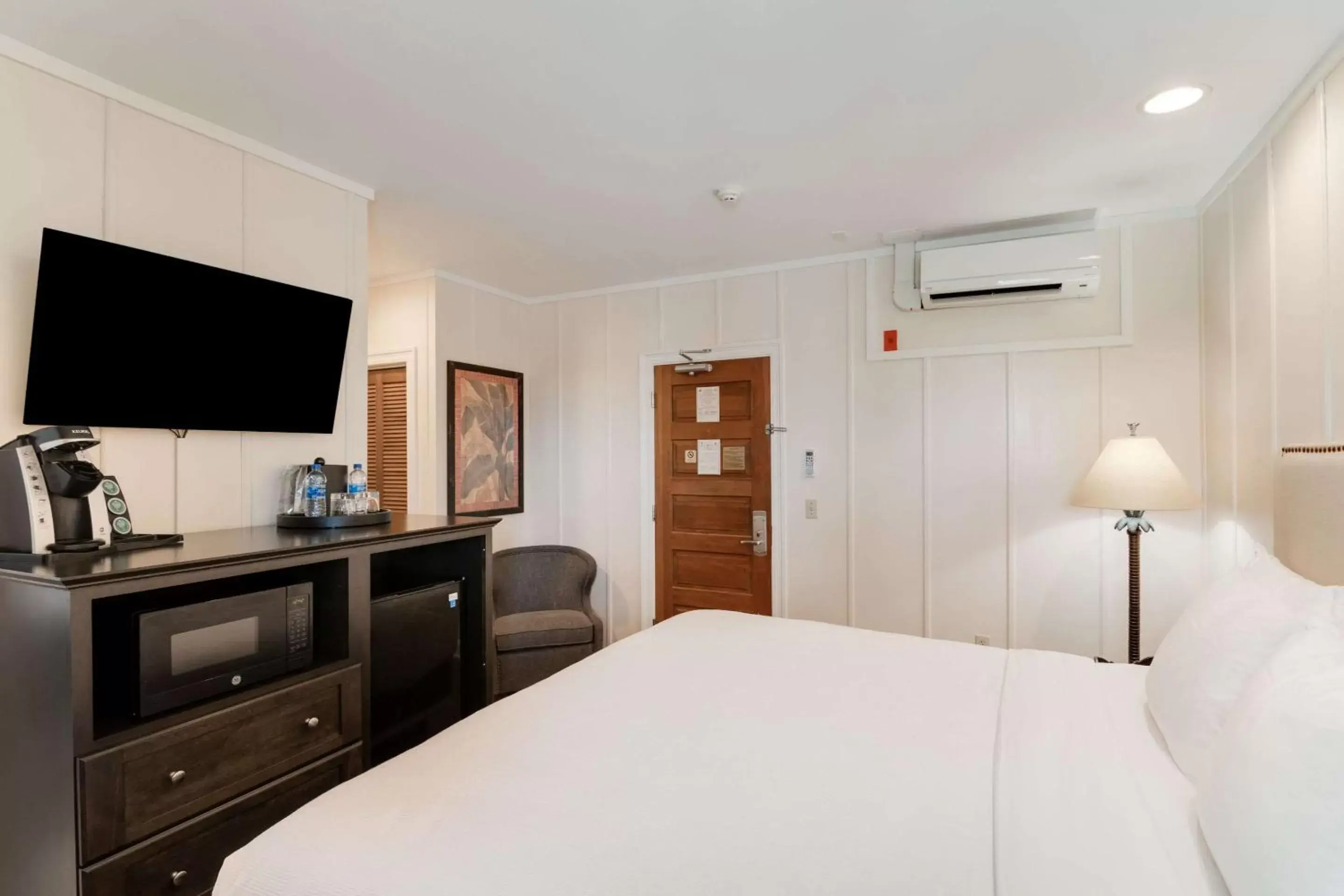 Photo of the whole room, Bed in The Port Inn and Cottages, Ascend Hotel Collection