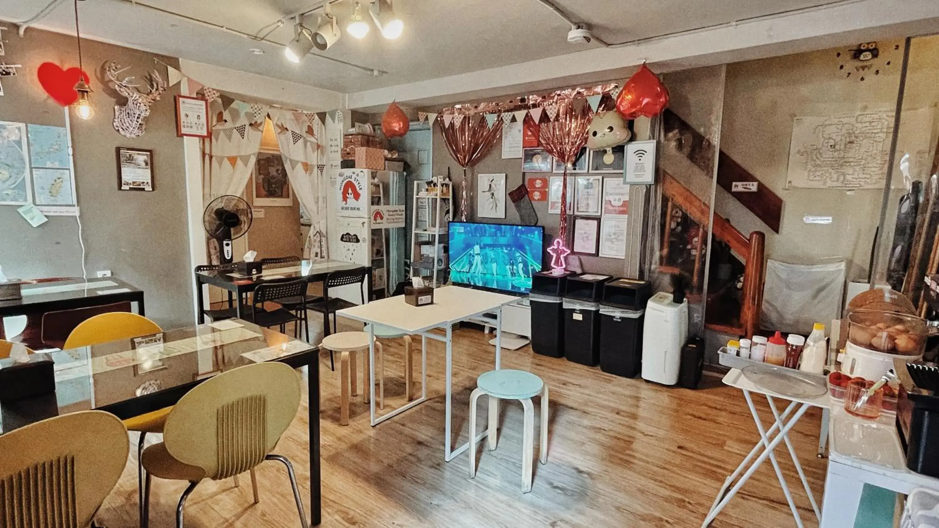 Communal lounge/ TV room, Restaurant/Places to Eat in Hongdae Style Guesthouse