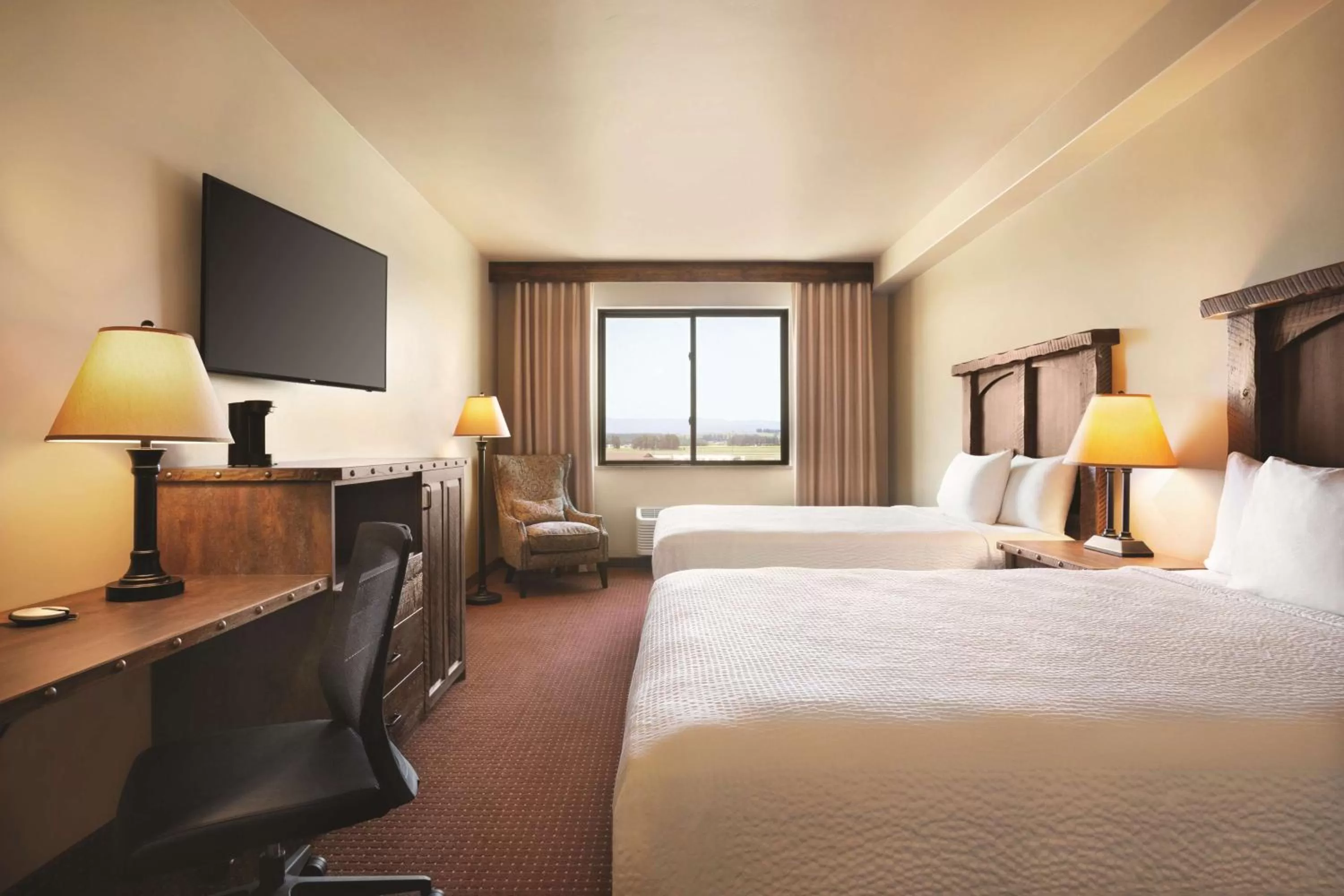 Photo of the whole room, Bed in Glacier International Lodge