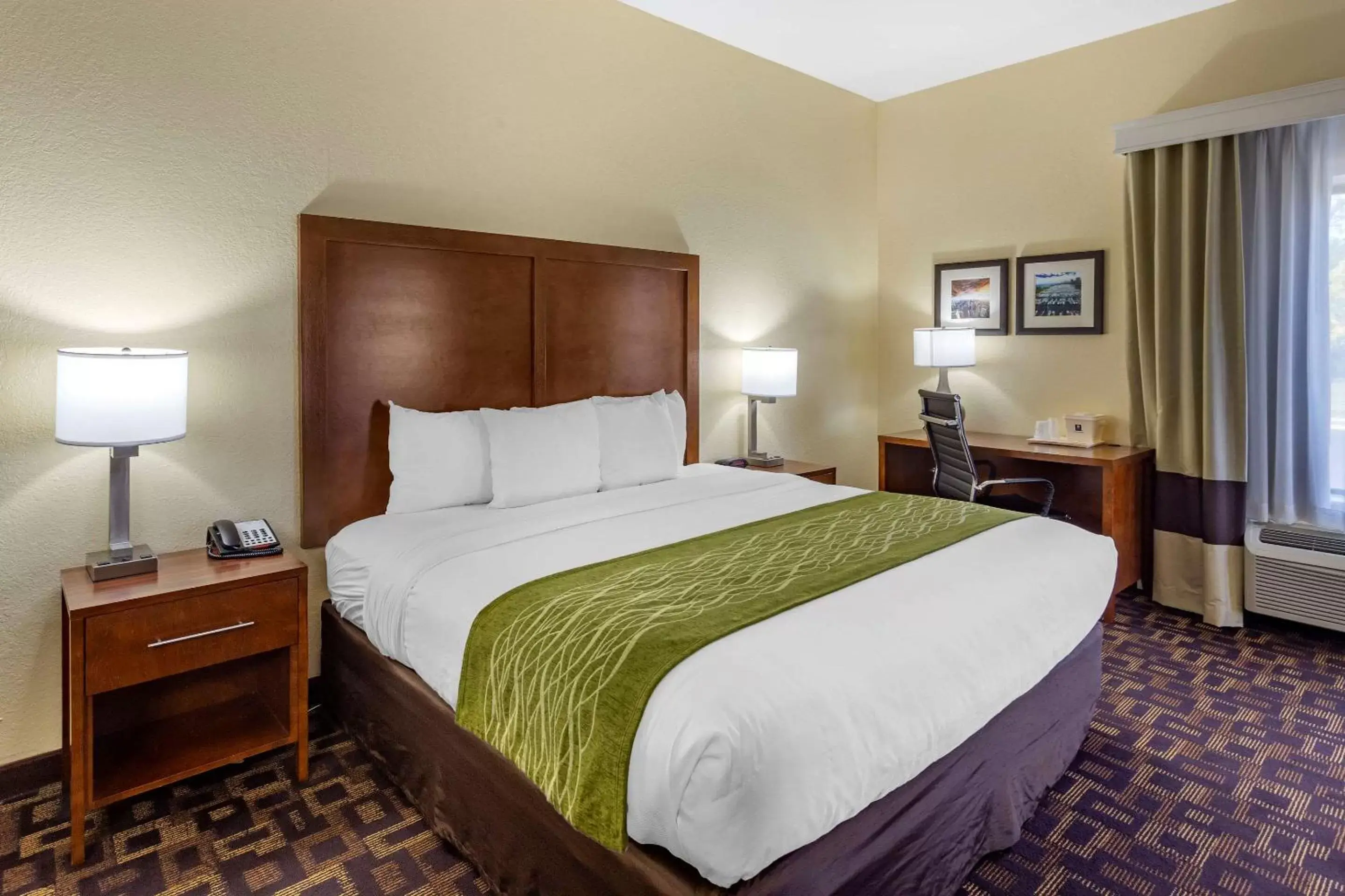 Bed in Comfort Inn & Suites North Aurora - Naperville