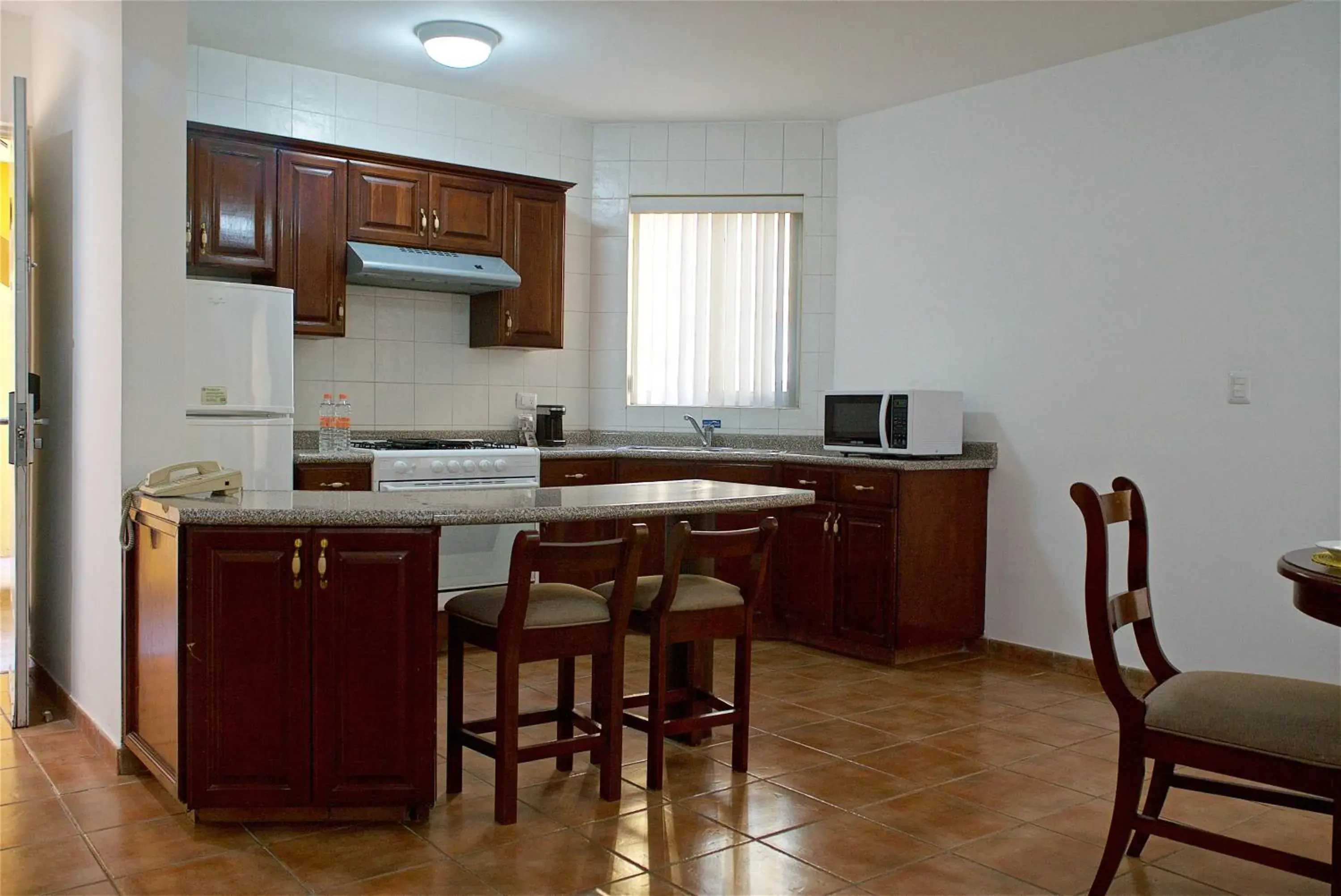 Kitchen or kitchenette, Kitchen/Kitchenette in Best Western Saltillo