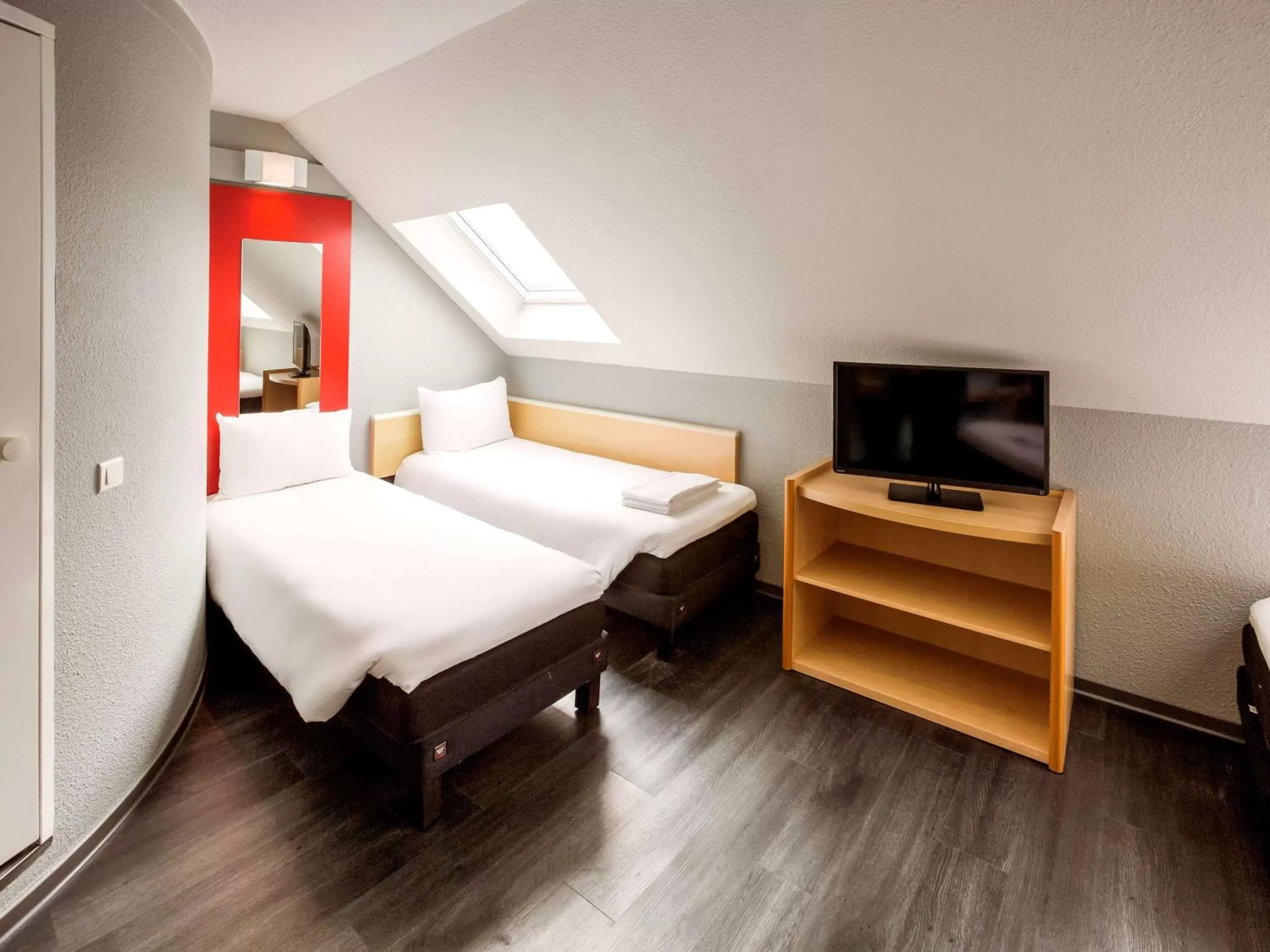 Photo of the whole room, Bed in ibis Cherbourg La Glacerie