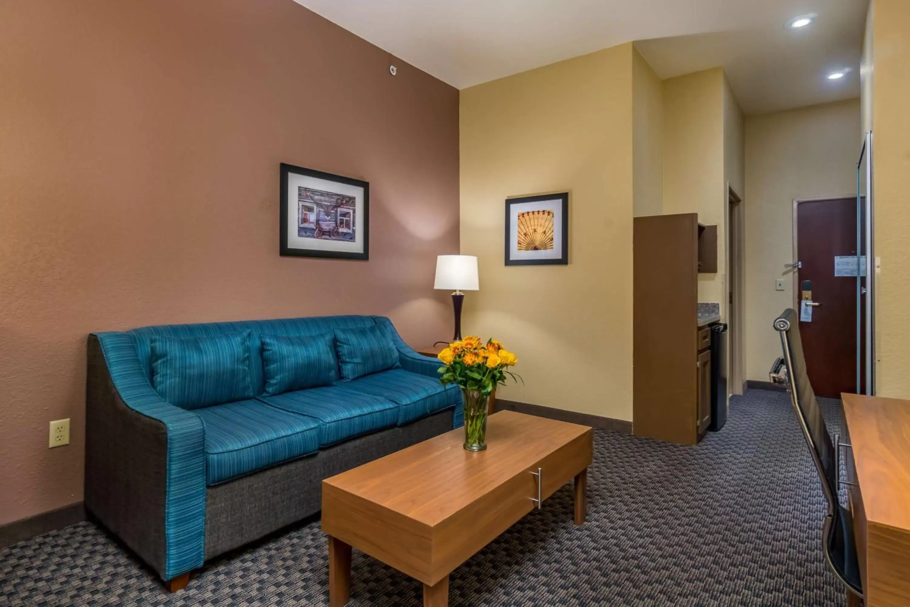 Photo of the whole room, Seating Area in Best Western Plus Shamrock Inn & Suites