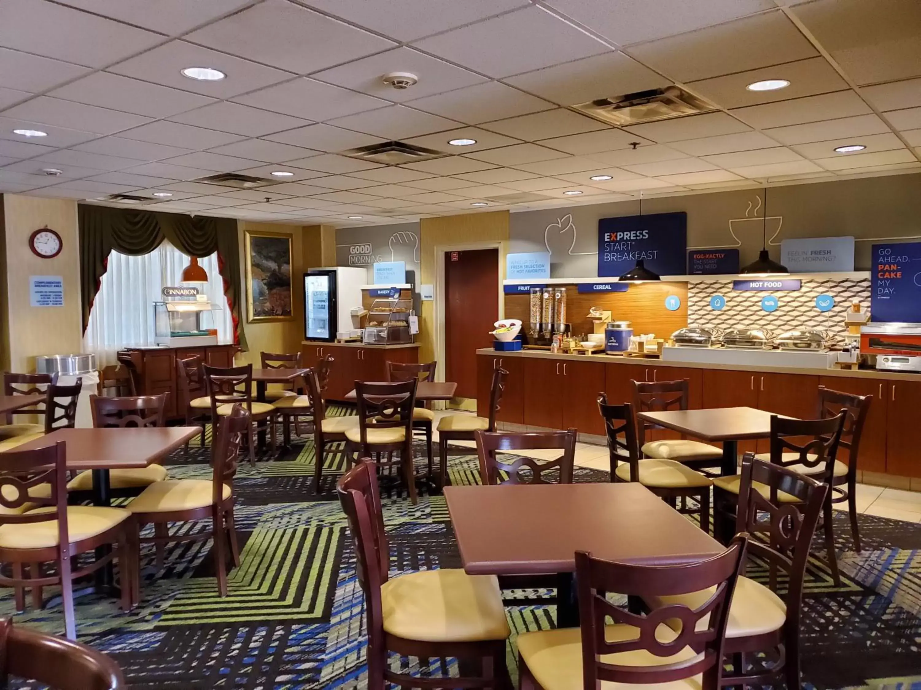 Breakfast, Restaurant/Places to Eat in Holiday Inn Express Hotel & Suites Columbus Airport, an IHG Hotel