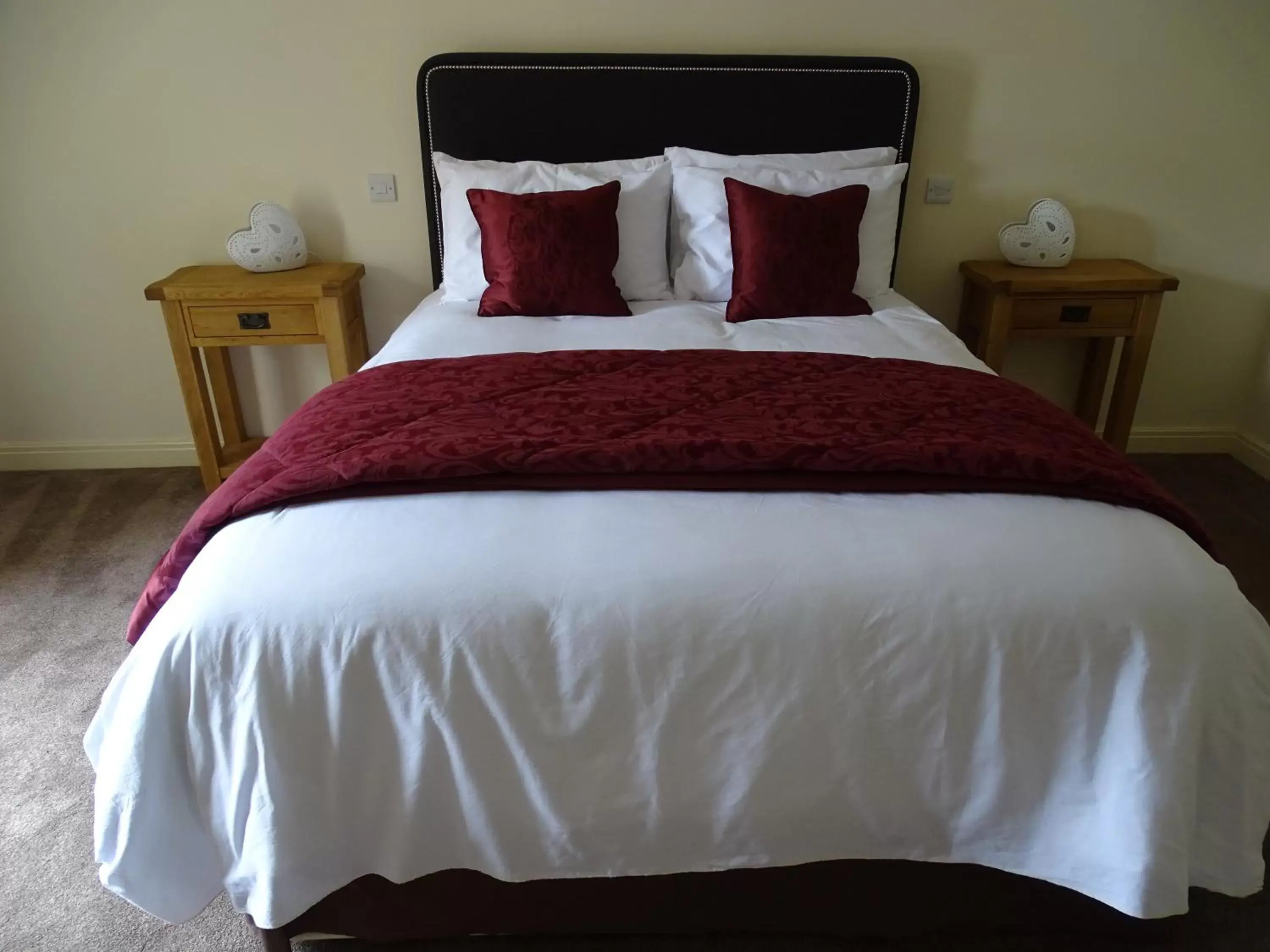 Bed in Ellesmere Hotel
