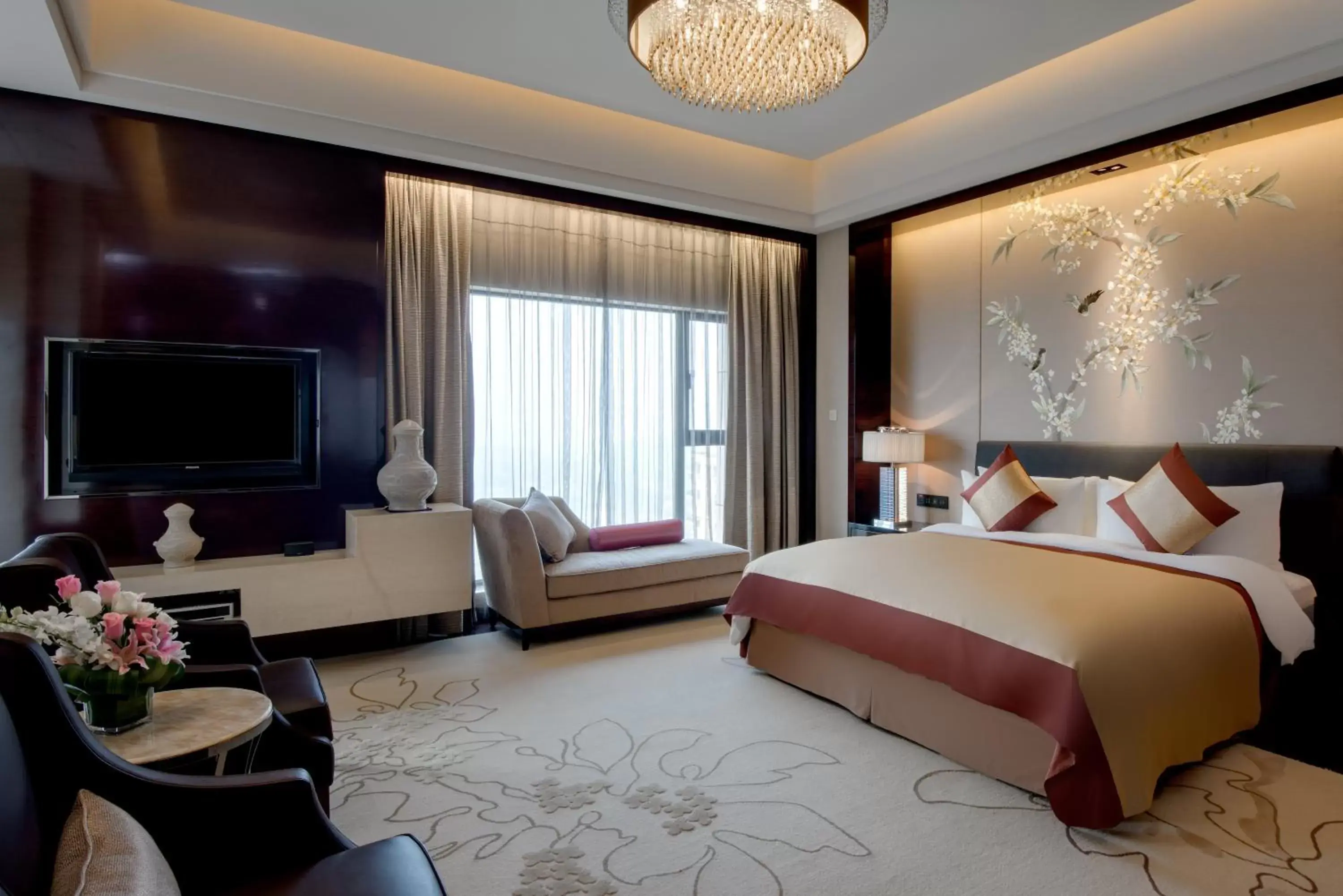 Photo of the whole room, TV/Entertainment Center in Crowne Plaza Chengdu Panda Garden, an IHG Hotel