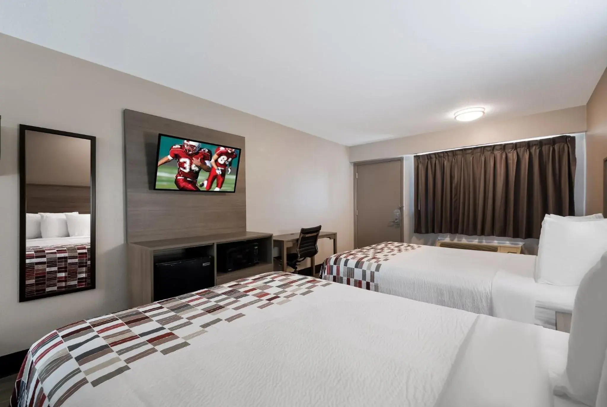 Photo of the whole room, Bed in Red Roof Inn Chattanooga Airport