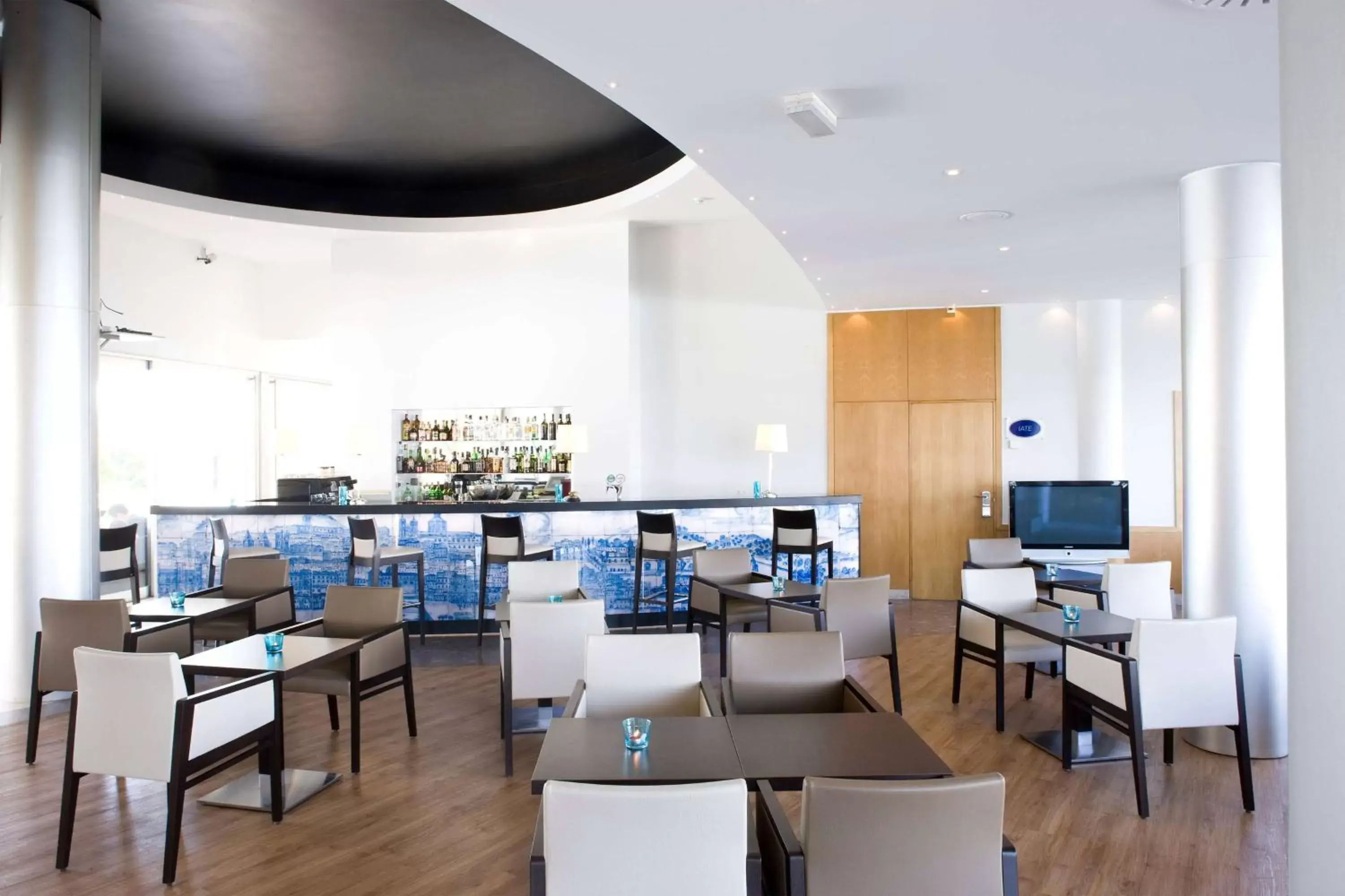 Lounge or bar, Restaurant/Places to Eat in TRYP by Wyndham Porto Expo Hotel