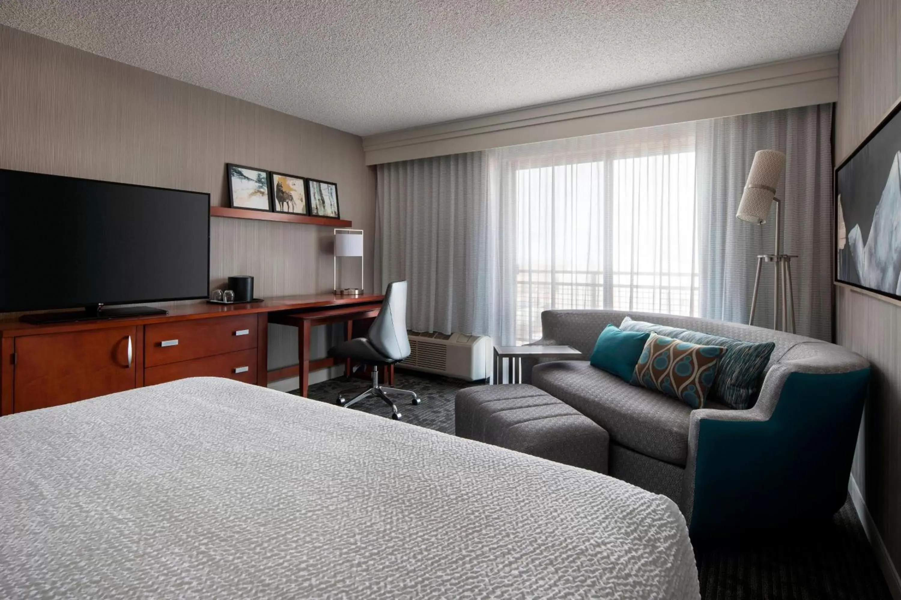 Bedroom, TV/Entertainment Center in Courtyard by Marriott Denver Airport