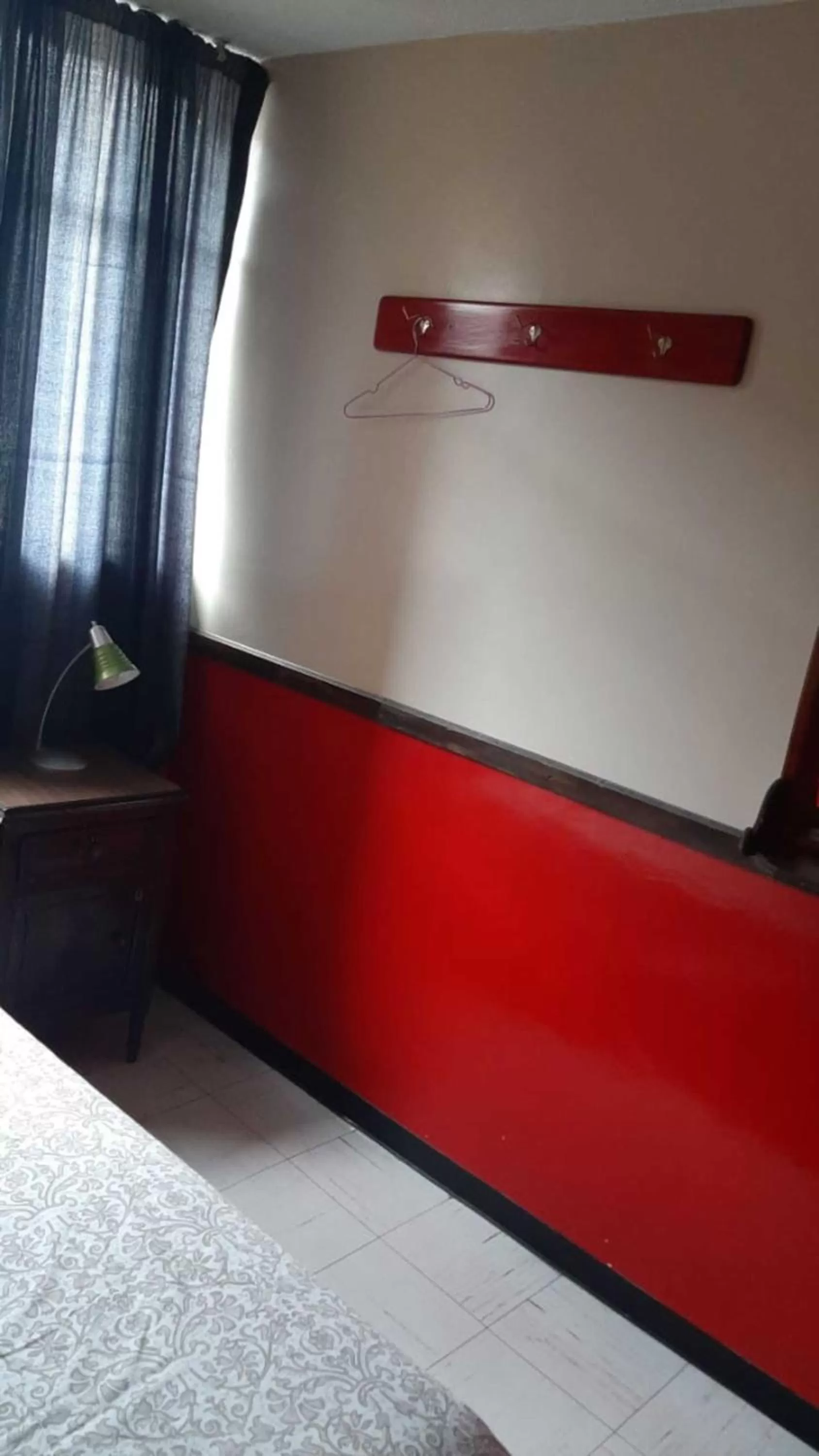 Photo of the whole room, Bed in Flying Donkey