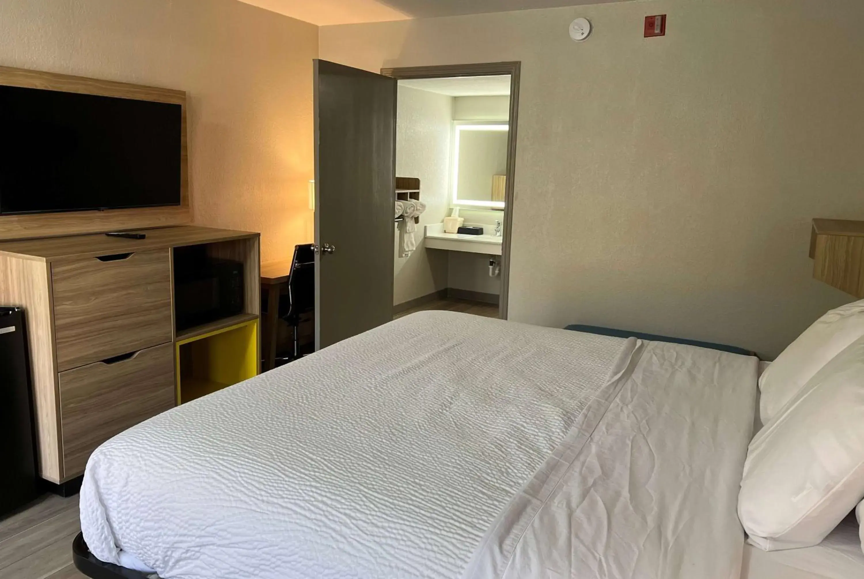 Photo of the whole room, Bed in Days Inn by Wyndham Helen