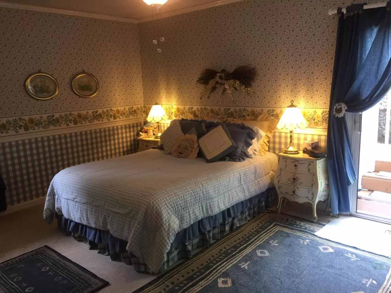 Photo of the whole room, Bed in Hidden Valley B&B