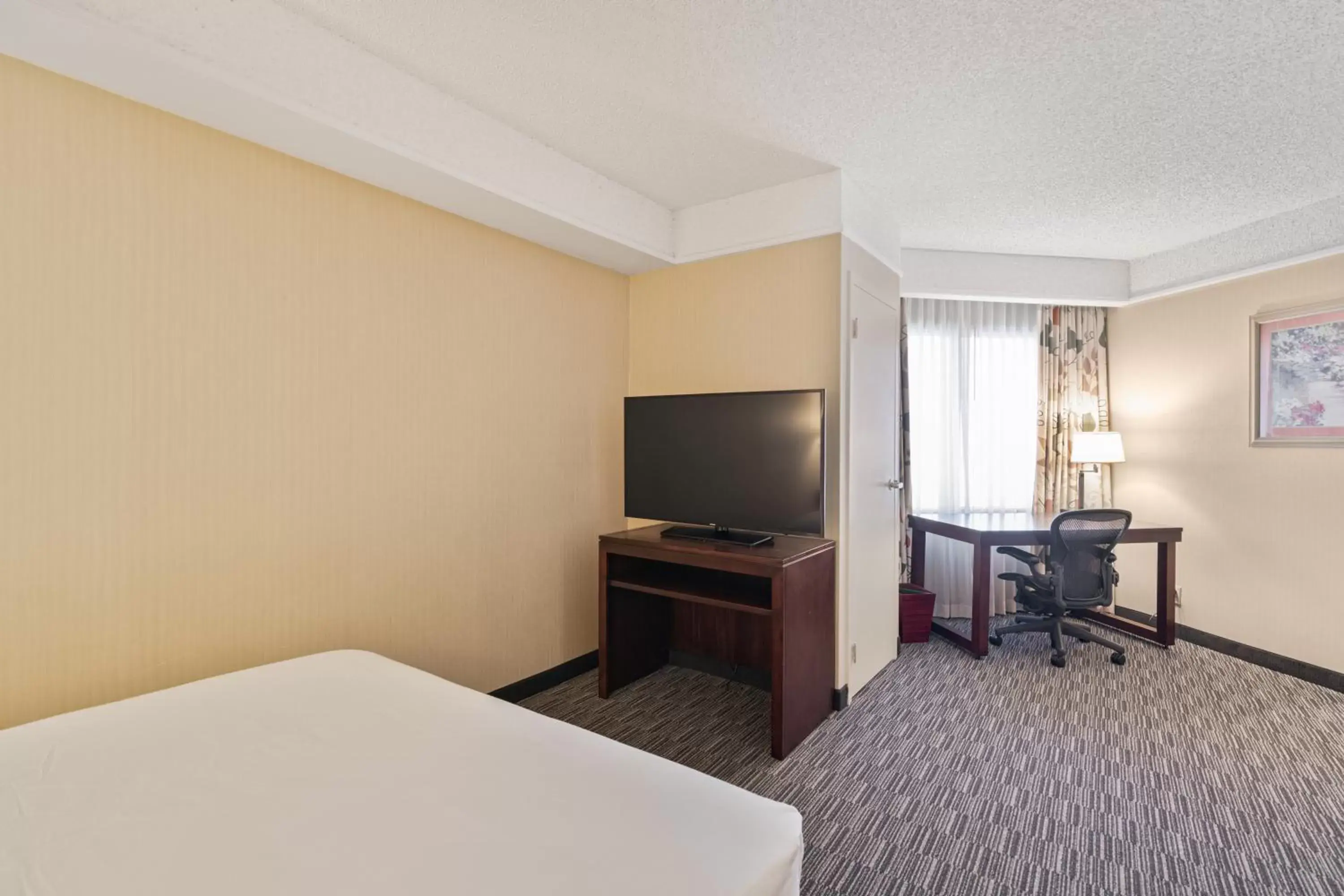 Bedroom, TV/Entertainment Center in Harmony Suites Secaucus Meadowlands