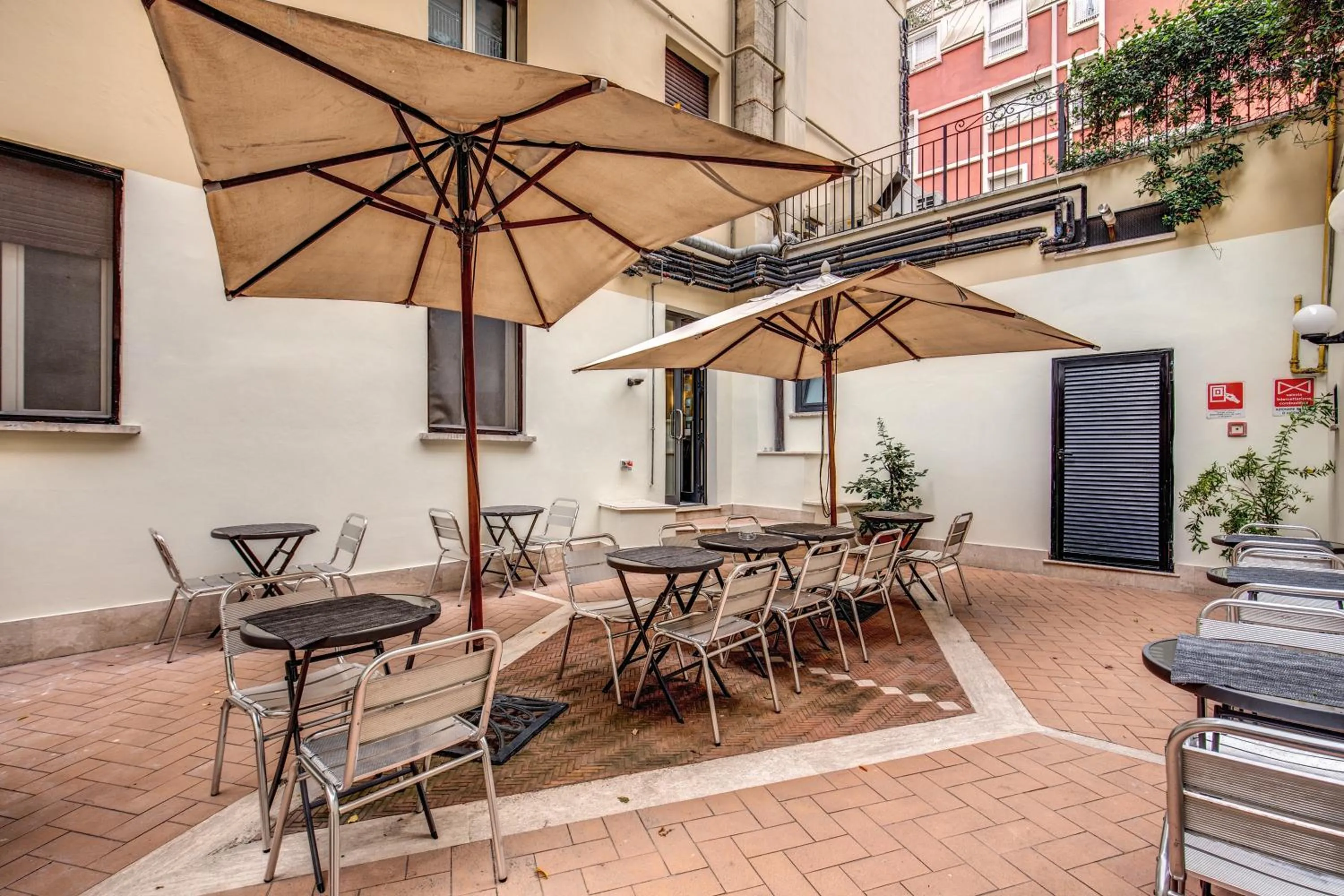 Patio in Hotel Osimar