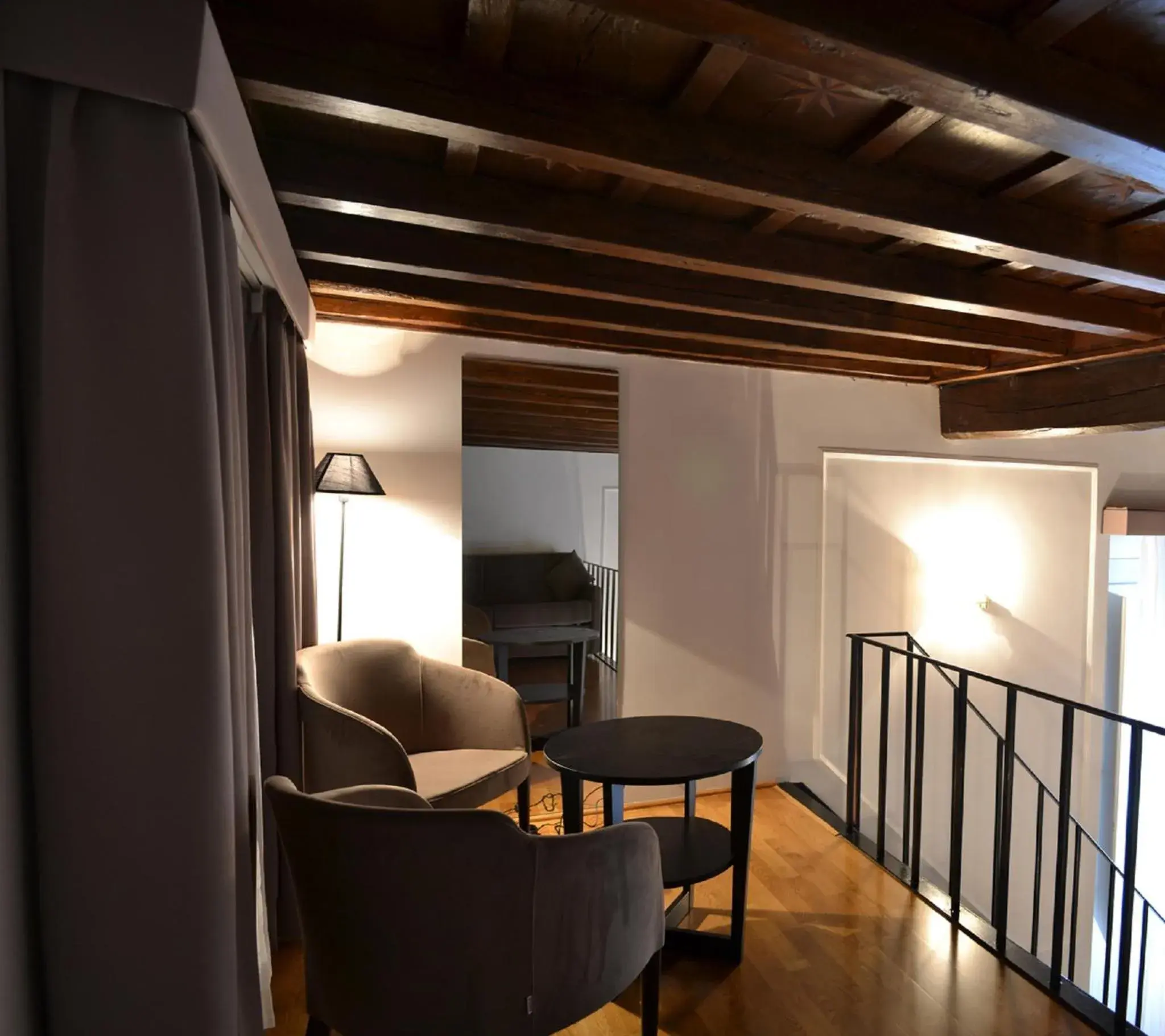 Seating Area in Splendor Suite Rome - Suites & Apartments