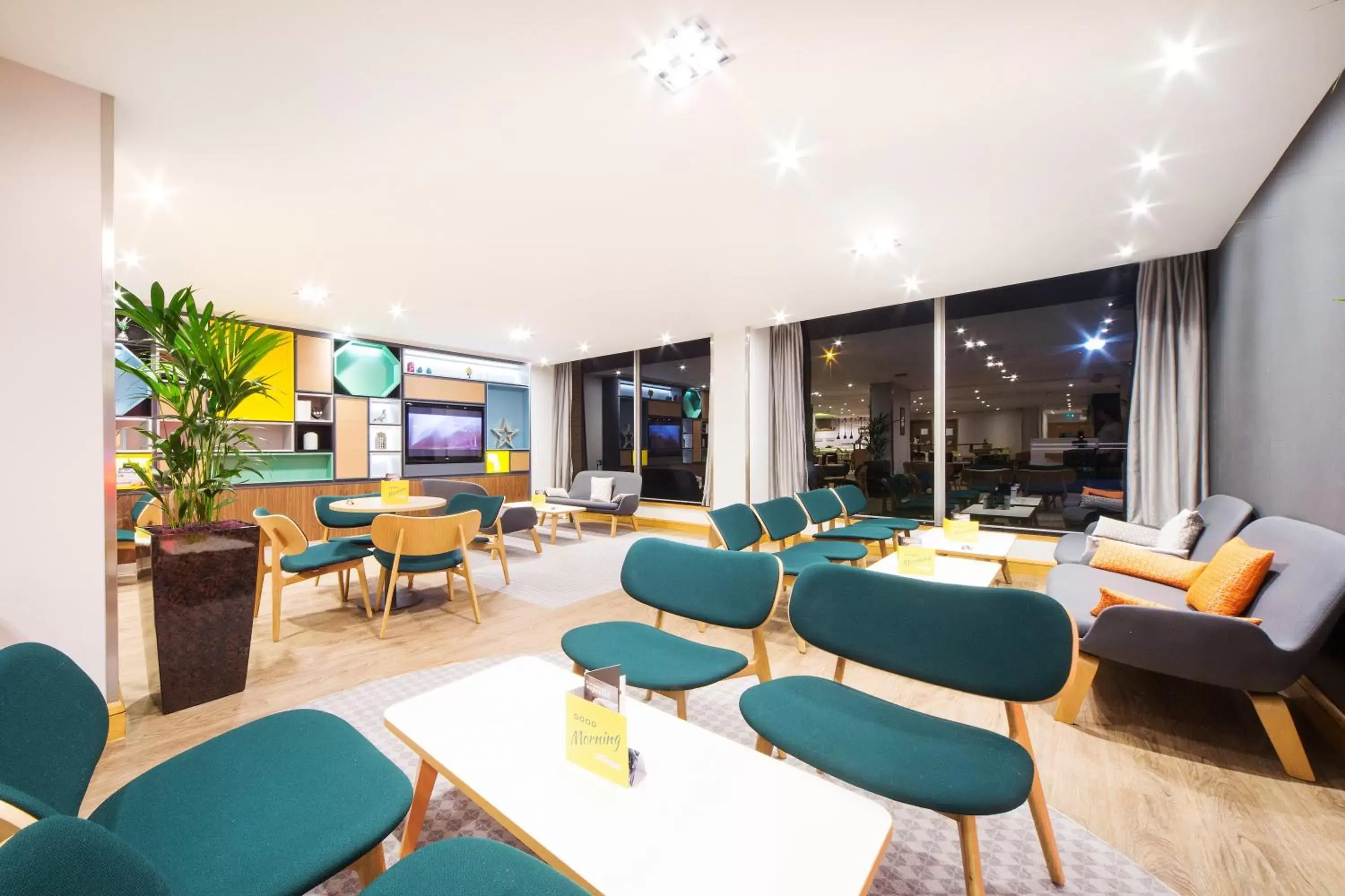 Lobby or reception in Holiday Inn London - Gatwick Airport, an IHG Hotel