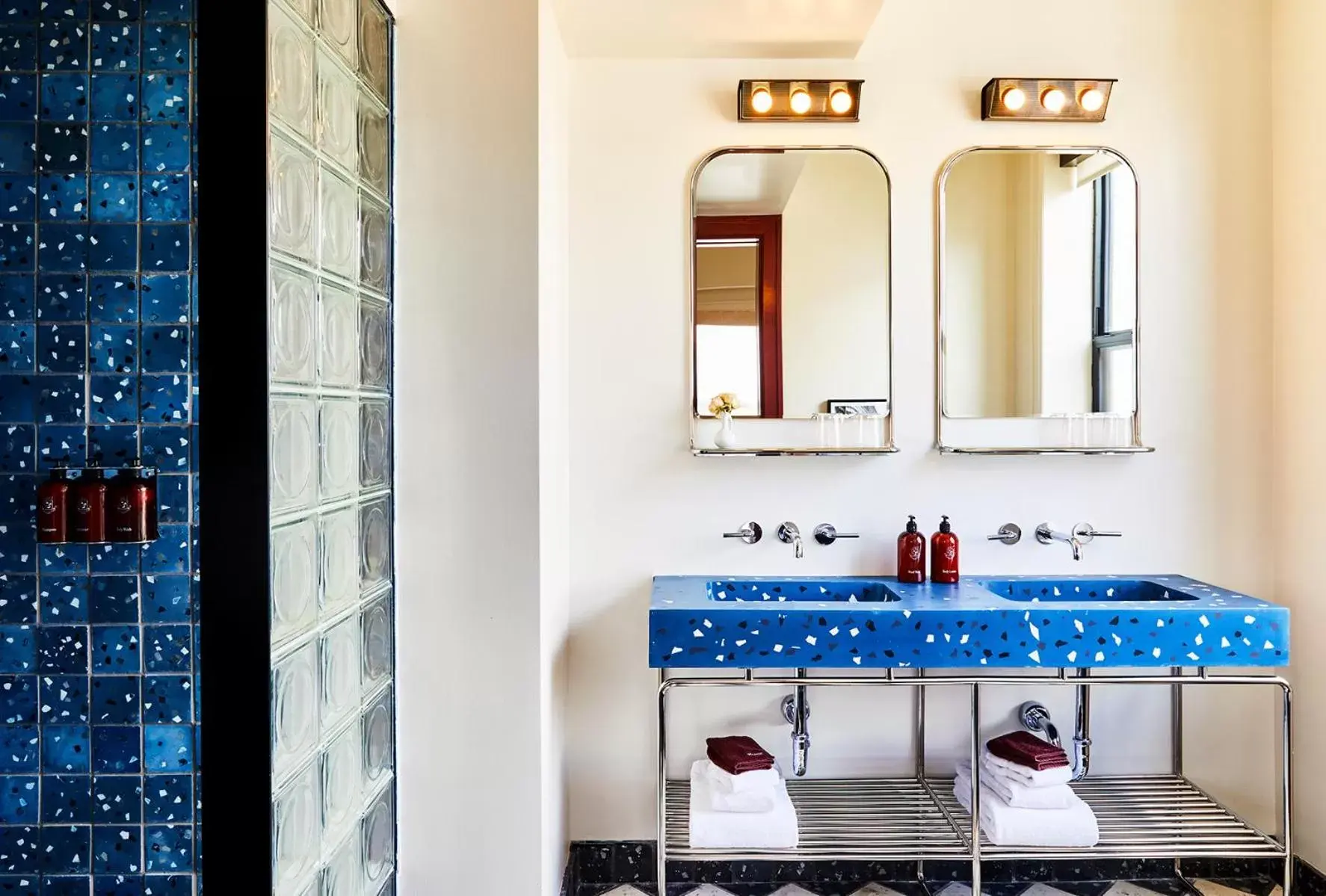 Bathroom, Kitchen/Kitchenette in The Siren Hotel