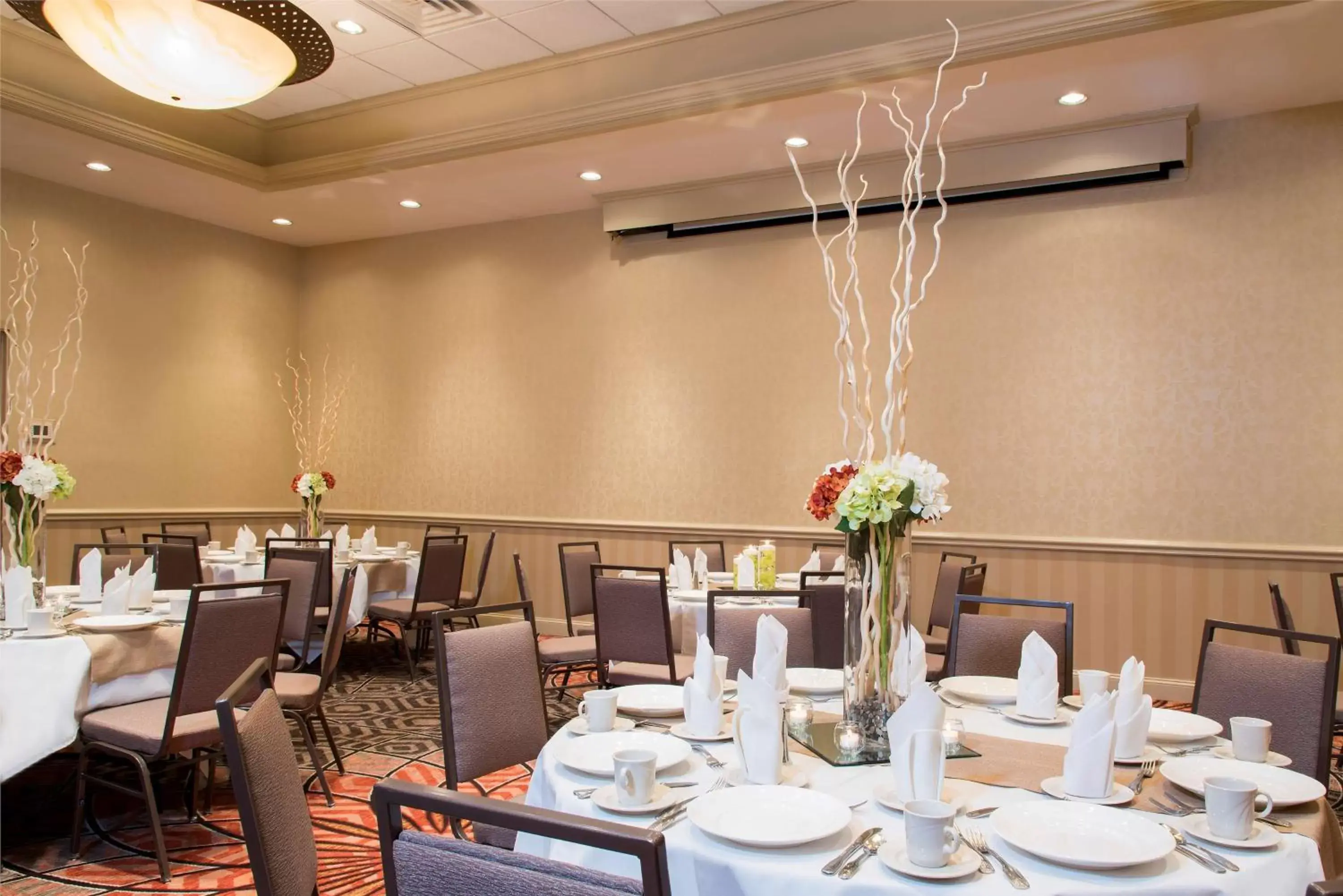 Meeting/conference room, Restaurant/Places to Eat in DoubleTree by Hilton Hotel Grand Rapids Airport
