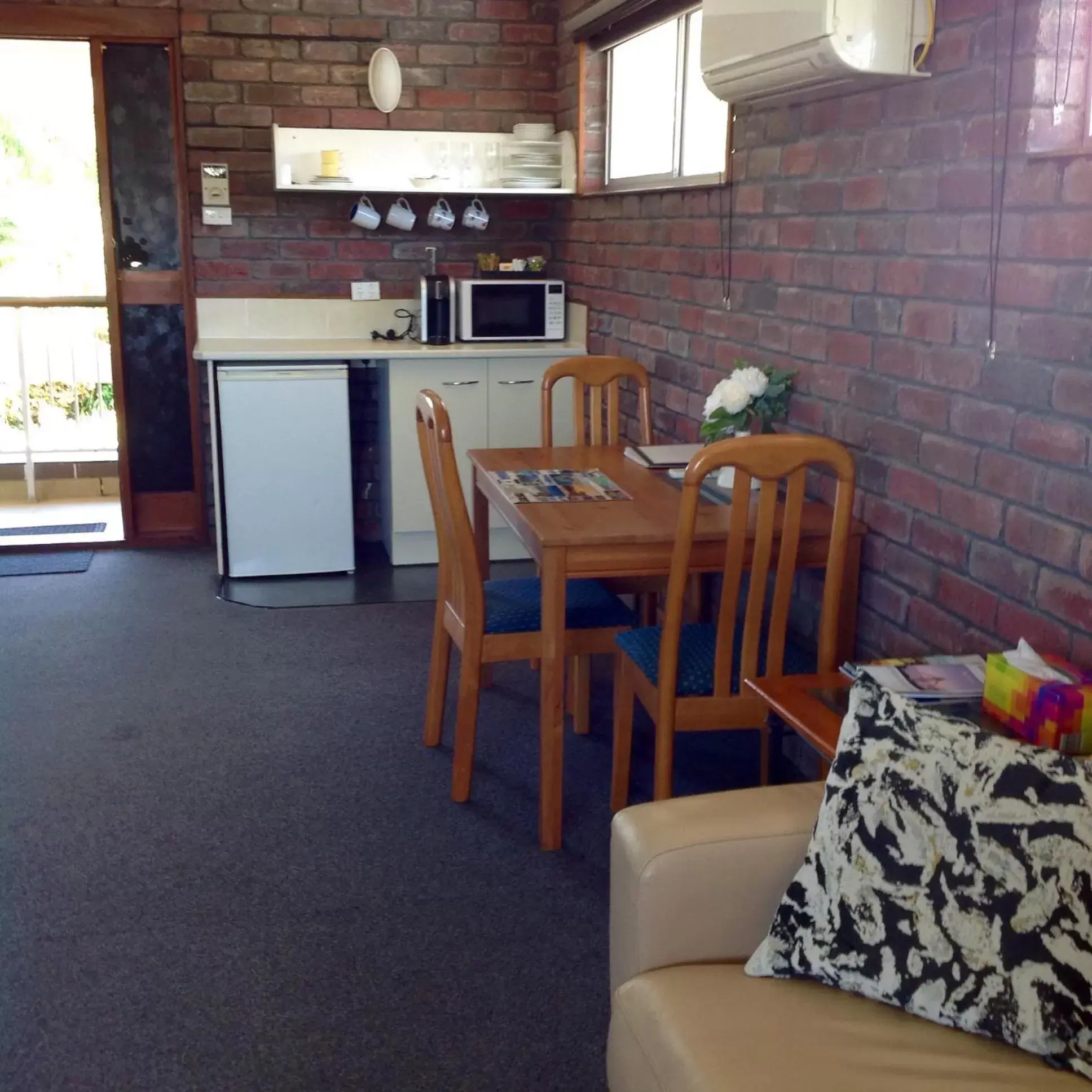 Dining area, Kitchen/Kitchenette in Avlon Gardens Motel