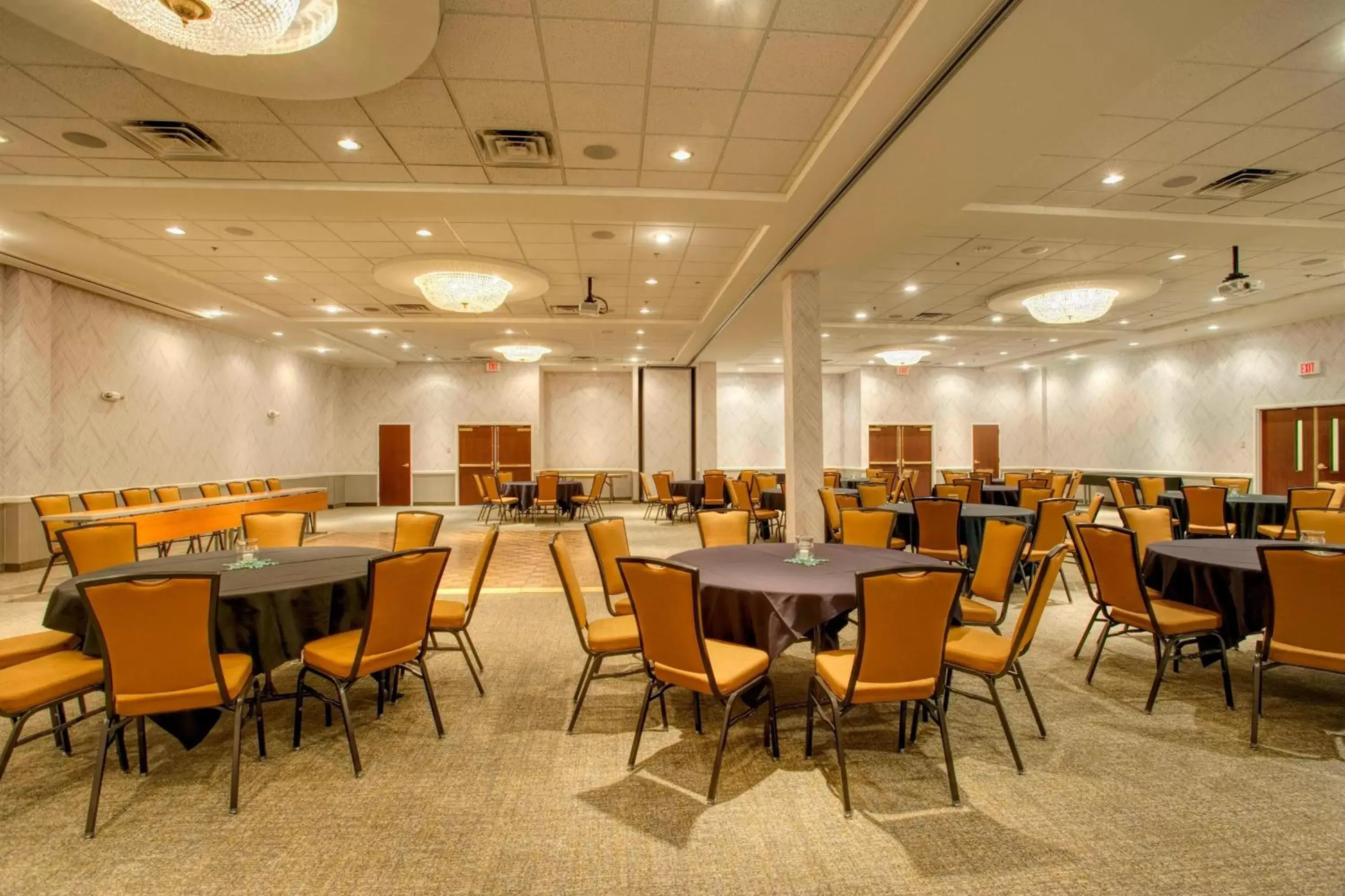 Meeting/conference room, Restaurant/Places to Eat in SpringHill Suites by Marriott Lawrence Downtown