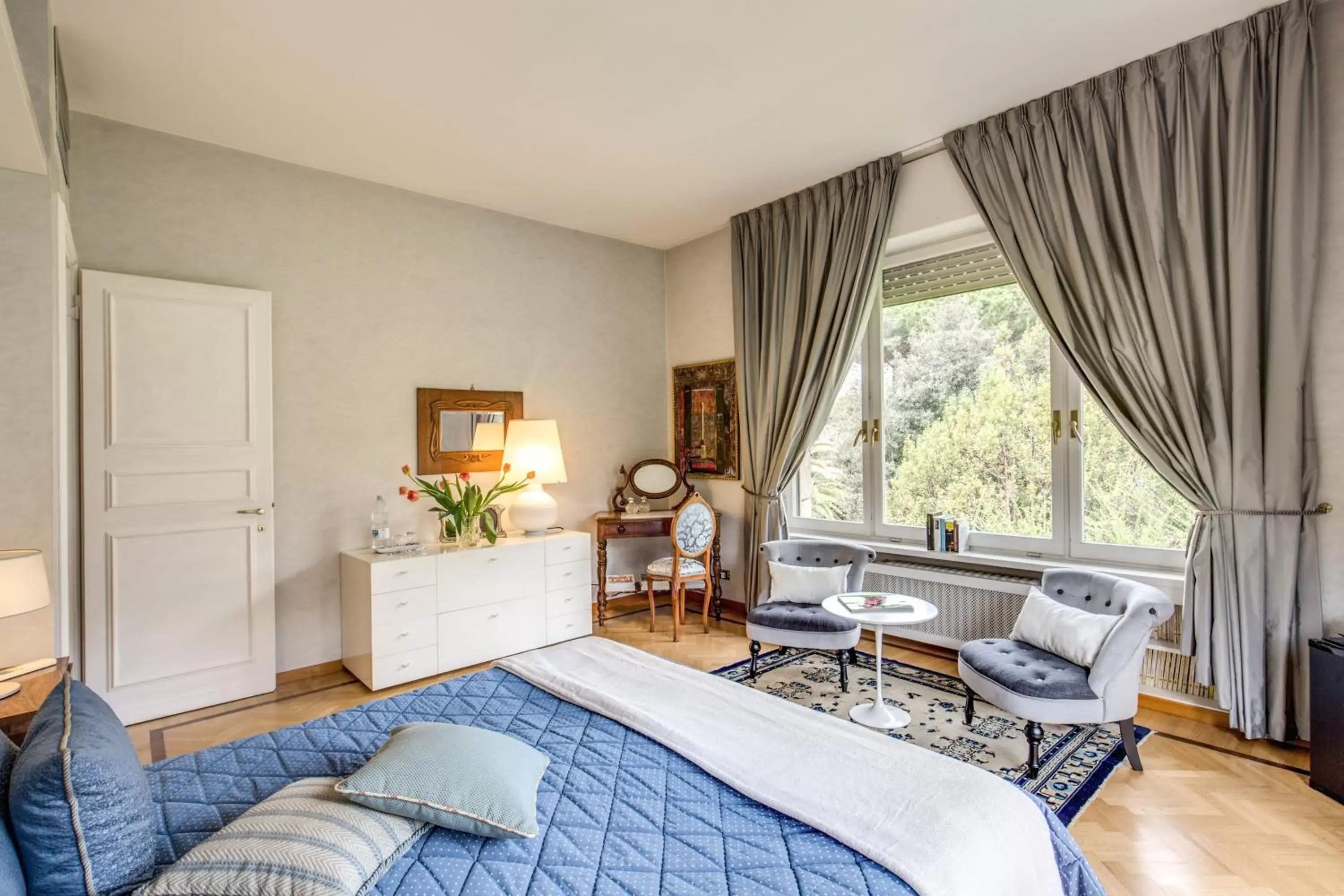 Photo of the whole room, Seating Area in La Gaura Guest House