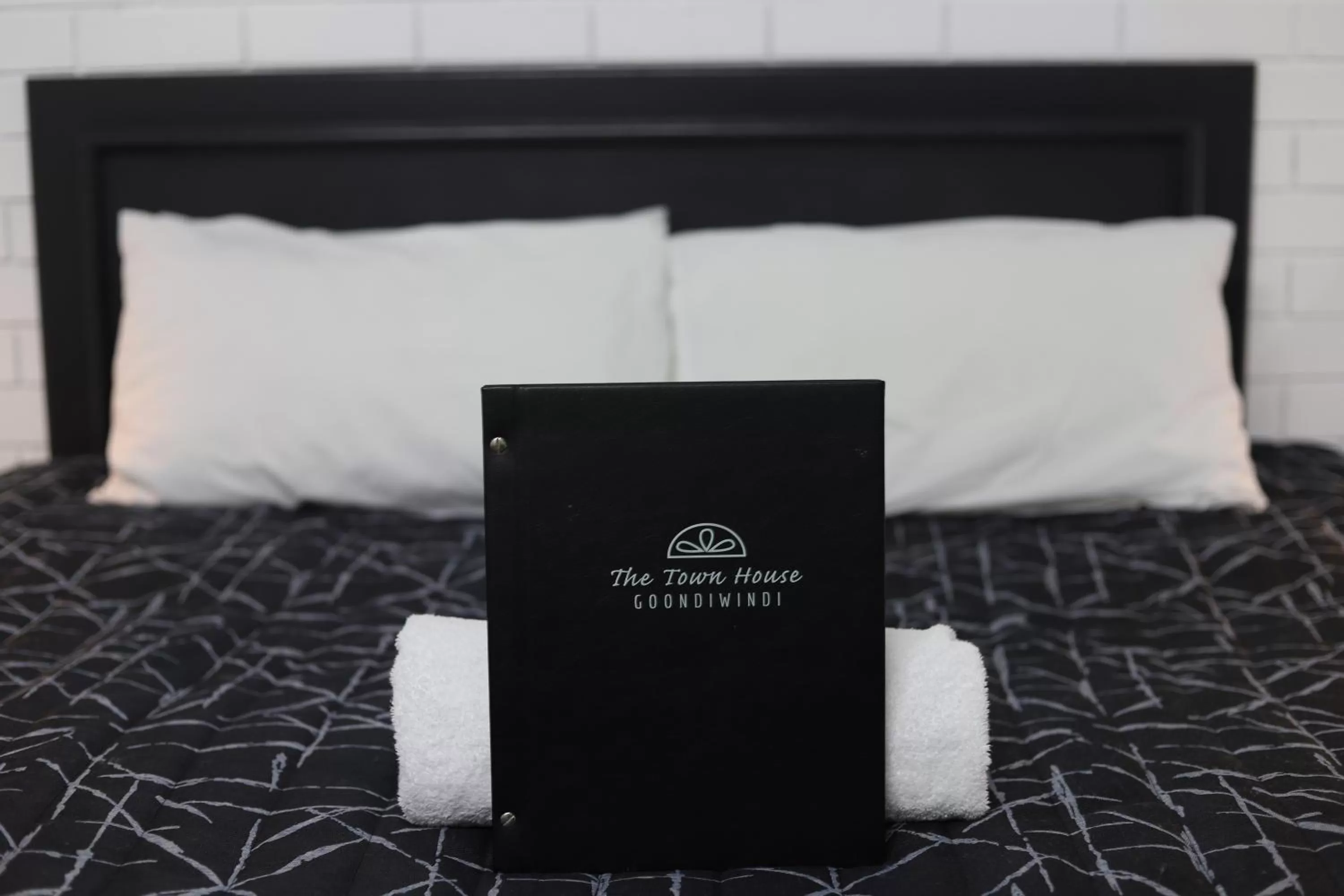 Bed in The Town House Motor Inn