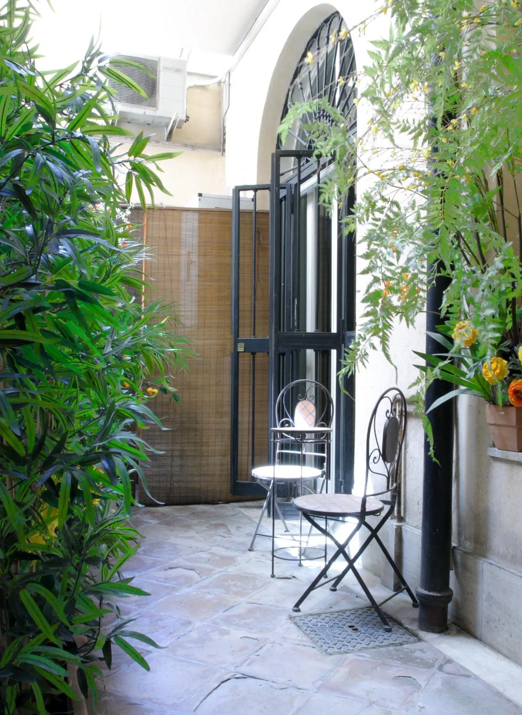 Patio in Basilio 55 Rome