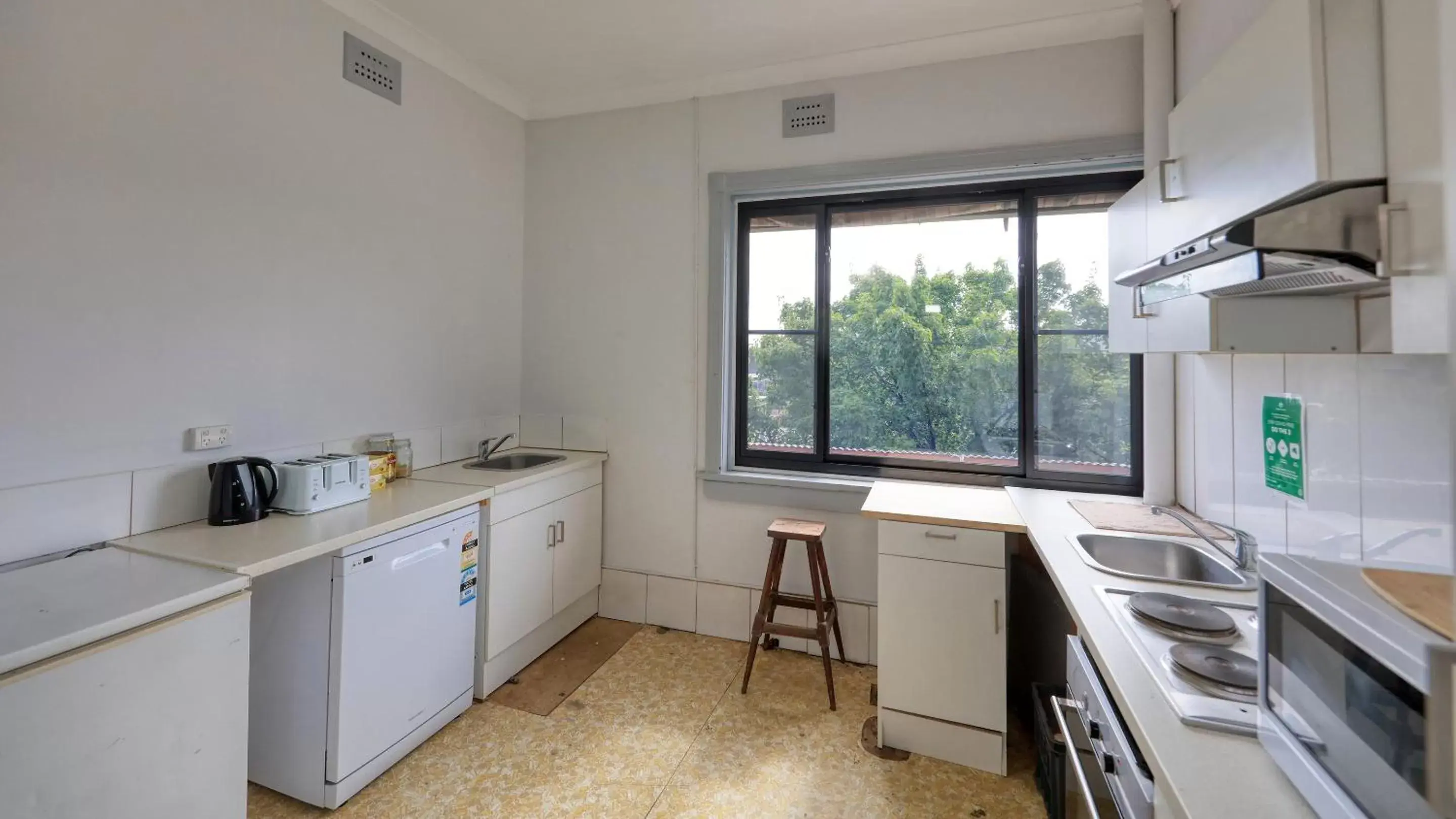 Kitchen/Kitchenette in Broadway Hotel